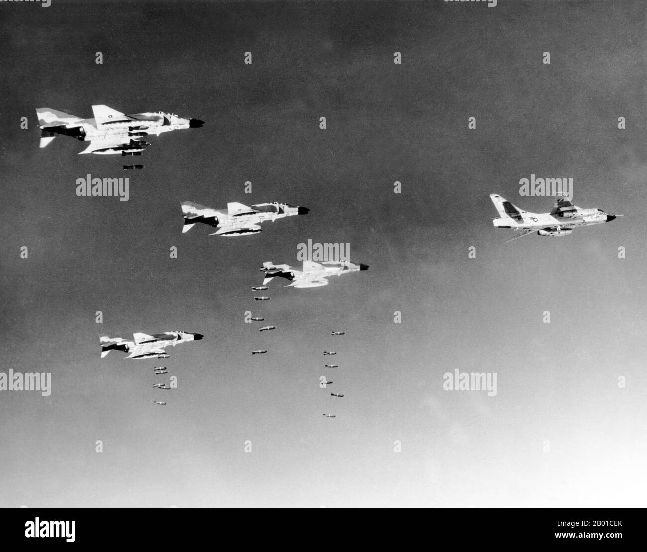 Vietnam: Unter der Führung eines Zerstörers der Douglas RB-66B-DL werfen Piloten, die mit der Air Force McDonnell F-4C Phantom II fliegen, Bomben auf ein kommunistisches Militärziel in Nordvietnam., 1966. August. Der zweite Indochina-Krieg, in Amerika als Vietnamkrieg bekannt, war ein militärischer Konflikt aus der Zeit des Kalten Krieges, der sich in Vietnam, Laos und Kambodscha vom 1. November 1955 bis zum Fall Saigons am 30. April 1975 ereignete. Dieser Krieg folgte dem ersten Indochina-Krieg und wurde zwischen Nordvietnam, unterstützt von seinen kommunistischen Verbündeten, und der Regierung von Südvietnam, unterstützt von den USA und anderen antikommunistischen Nationen, geführt. Stockfoto