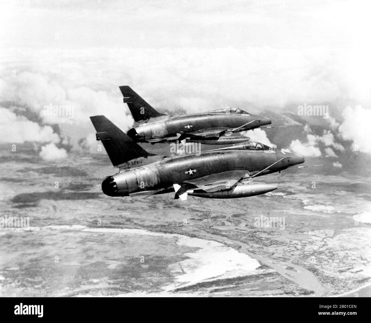 Vietnam: Zwei USAF F-100D Super Sabre Flugzeuge Streifen über Südvietnam auf ihrem Weg zu einem zugewiesenen Ziel, 1967. Das Flugzeug lieferte einen Großteil der taktischen Luftunterstützung für alliierte Bodentruppen, die in Vietnam kämpfen. Der zweite Indochina-Krieg, in Amerika als Vietnamkrieg bekannt, war ein militärischer Konflikt aus der Zeit des Kalten Krieges, der sich in Vietnam, Laos und Kambodscha vom 1. November 1955 bis zum Fall Saigons am 30. April 1975 ereignete. Dieser Krieg folgte dem ersten Indochina-Krieg und wurde zwischen Nordvietnam, unterstützt von seinen kommunistischen Verbündeten, und der Regierung von Südvietnam, unterstützt von den USA, geführt Stockfoto