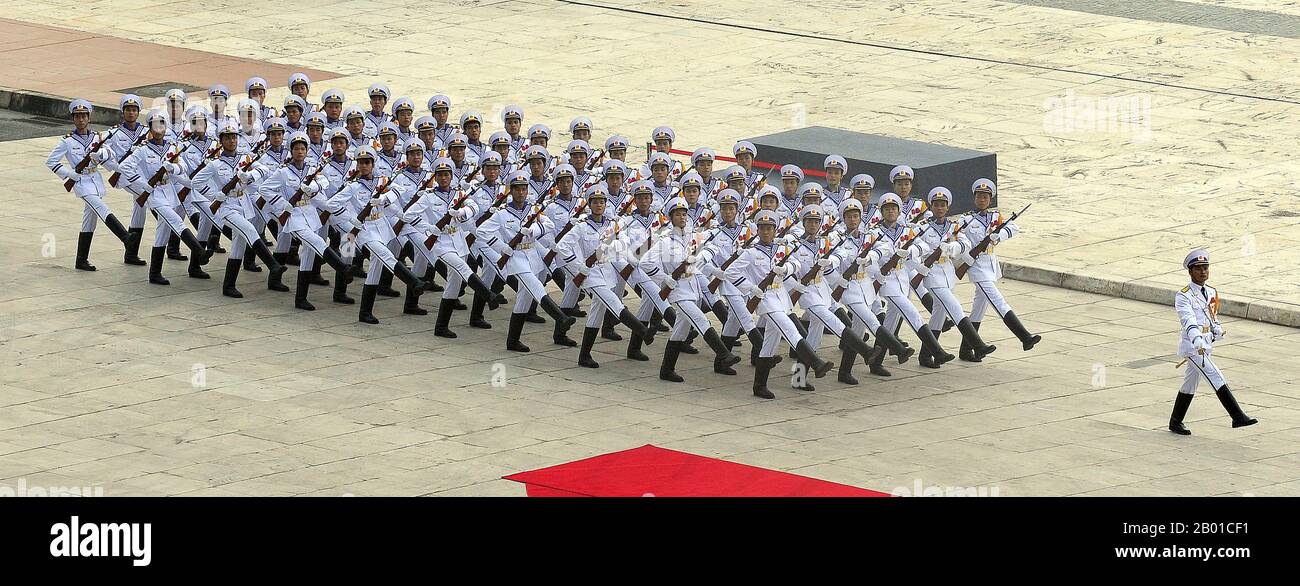 Vietnam: Ehrenwache der vietnamesischen Marine beim ASEAN-Gipfel 16., Vietnam National Convention Center, Hanoi. Foto von Master Sergeant Jerry Morrison (gemeinfrei), 2010. Die Ehrengarde der Vietnam People's Navy marschiert beim ersten „plus“-Verteidigungsminister-Treffen der Association of Southeast Asian Nations (ASEAN), Hanoi, im Oktober 2010, am roten Teppich für US-Verteidigungsminister Robert Gates vorbei. Stockfoto