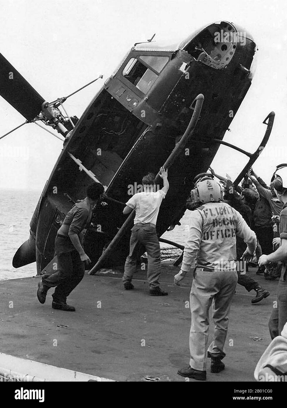 Vietnam/USA: Operation Frequent Wind, April 1975 - Ein überschüssiger Hubschrauber wird kurzerhand über die Seite der USS Okinawa gekippt, um Platz für weitere Evakuierungsflugzeuge zu machen. Die Operation Frequent Wind war die Evakuierung amerikanischer Zivilisten und „gefährdete“ Vietnamesen aus Saigon, Südvietnam, am 29. Und 30. April 1975 in den letzten Tagen des Vietnamkrieges mit einem Hubschrauber. Mehr als 7.000 Menschen wurden aus verschiedenen Orten in Saigon evakuiert, und der Luftbrücke hinterließ eine Reihe von bleibenden Bildern. Die Vorbereitungen für die Luftbrücke bestanden bereits als Standardverfahren für amerikanische Botschaften. Stockfoto