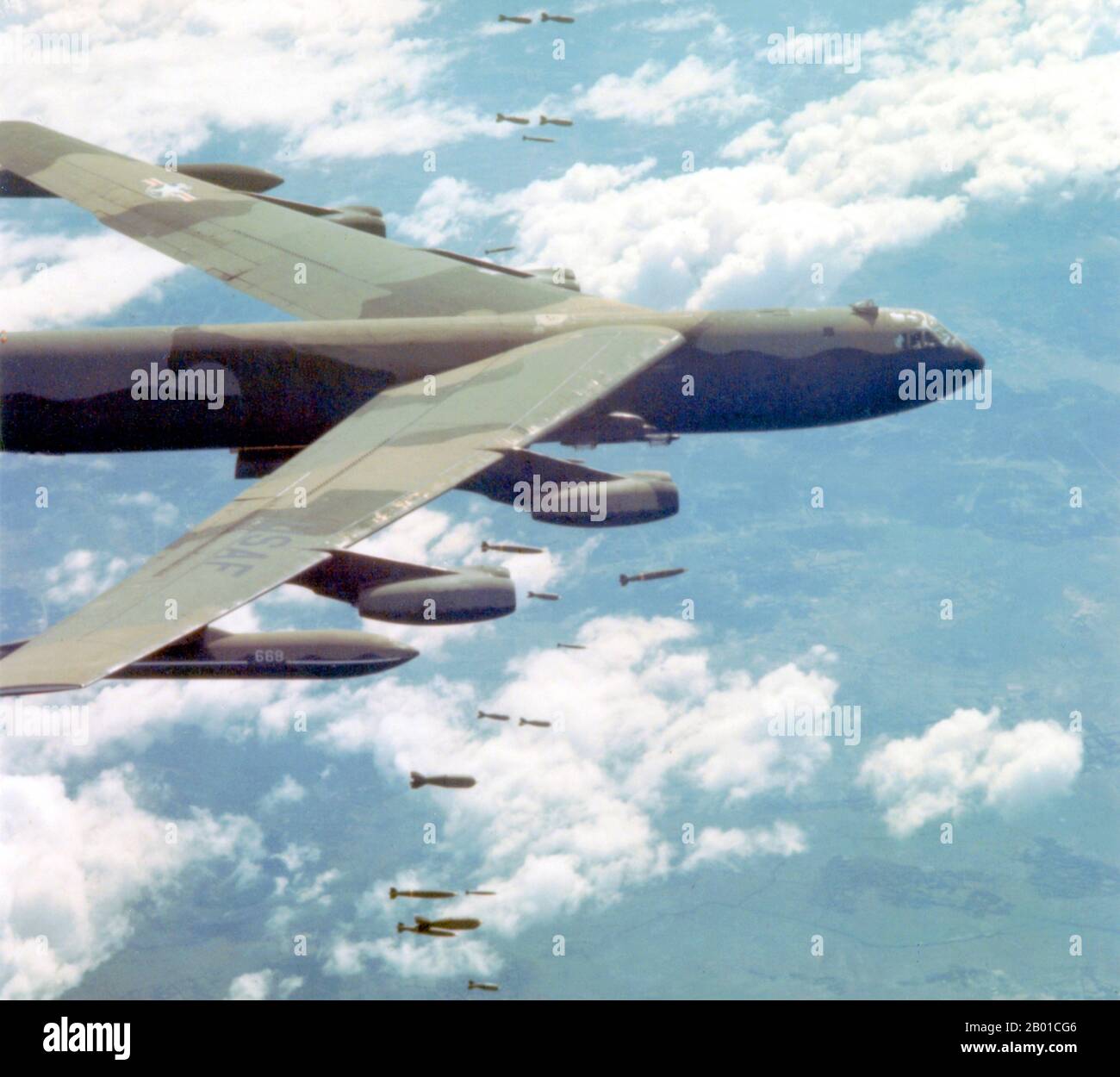 Vietnam: Eine Boeing B-52 der US-Luftwaffe wirft Bomben über Vietnam, c. 1965-1972. Dieses Flugzeug wurde während der 'Linebacker II'-Offensive am 31. Dezember 1972 von einer SA-2-Boden-Luft-Rakete über Nordvietnam getroffen und stürzte in Laos ab. Die sechsköpfige Besatzung wurde ausgeworfen, aber nur fünf wurden gerettet. Bei der Operation Linebacker II handelte es sich um eine Luftangriffskampagne der 7. US-Luftwaffe und der US Navy Task Force 77, die während der letzten Phase der Beteiligung der USA am Vietnamkrieg gegen Ziele in der Demokratischen Republik Vietnam (Nordvietnam) durchgeführt wurde. Stockfoto