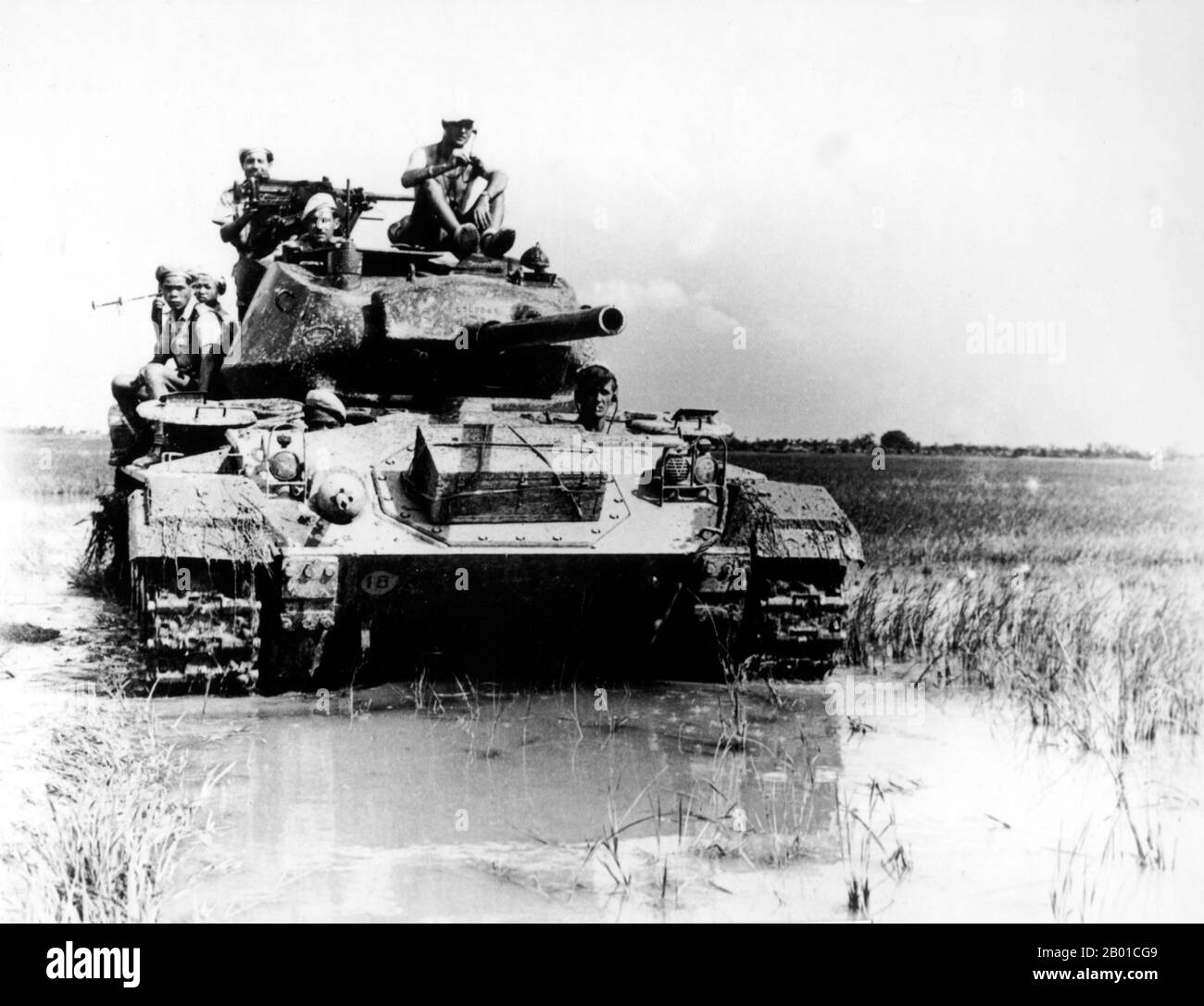 Vietnam: Französische Truppen an Bord eines leichten amerikanischen Panzers M24 (Chaffee), erster Indochinakrieg (1946-1954). Der erste Indochinakrieg (auch bekannt als französischer Indochinakrieg, antifranzösischer Krieg, französisch-vietnamesischer Krieg, französisch-vietnamesischer Krieg, Indochinakrieg, Schmutziger Krieg in Frankreich und antifranzösischer Widerstandskrieg im heutigen Vietnam) wurde vom 19. Dezember 1946 bis zum 1. August 1954 in Französisch-Indochina zwischen dem französischen Expeditionskorps der Französischen Union, das von Frankreich angeführt und von der vietnamesischen Nationalarmee des Imperators Bảo Đại gegen die Việt Minh unterstützt wurde, angeführt von Hồ Chí Minh und Võ Nguyên Giáp. Stockfoto