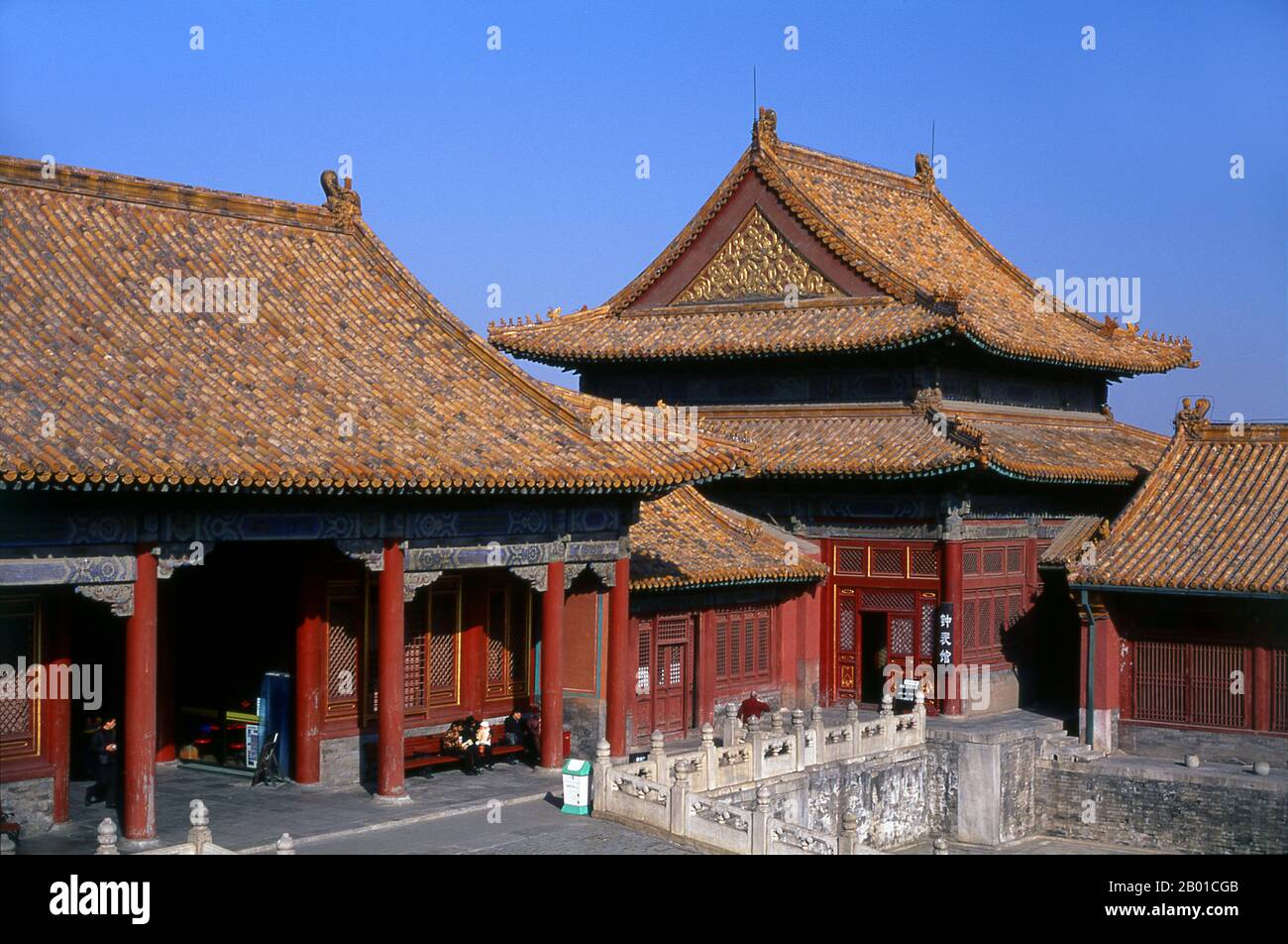 China: Ein attraktiver Pavillon an der Seite der Halle der Erhaltung der Harmonie (Baohedian), der Verbotenen Stadt (Zijin Cheng), Peking. Die Verbotene Stadt, die zwischen 1406 und 1420 erbaut wurde, diente 500 Jahre lang (bis zum Ende der Kaiserzeit 1911) als Sitz aller Macht in China, als Thron des Sohnes des Himmels und als Privatresidenz aller Kaiser der Ming- und Qing-Dynastie. Der Komplex besteht aus 980 Gebäuden mit 8.707 Schächten an Räumen und umfasst 720.000 m2 (7.800.000 sq ft). Stockfoto