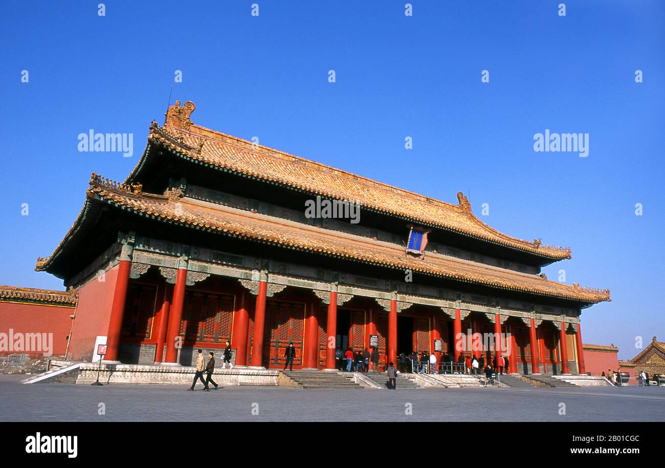 China: Die Halle der Erhaltung der Harmonie (Baohedian), die Verbotene Stadt (Zijin Cheng), Peking. Die Verbotene Stadt, die zwischen 1406 und 1420 erbaut wurde, diente 500 Jahre lang (bis zum Ende der Kaiserzeit 1911) als Sitz aller Macht in China, als Thron des Sohnes des Himmels und als Privatresidenz aller Kaiser der Ming- und Qing-Dynastie. Der Komplex besteht aus 980 Gebäuden mit 8.707 Schächten an Räumen und umfasst 720.000 m2 (7.800.000 sq ft). Stockfoto