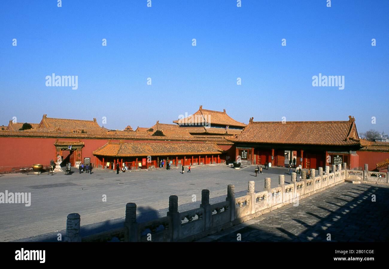 China: Innenhof hinter der Halle der Erhaltung der Harmonie, der Verbotenen Stadt (Zijin Cheng), Peking. Die Verbotene Stadt, die zwischen 1406 und 1420 erbaut wurde, diente 500 Jahre lang (bis zum Ende der Kaiserzeit 1911) als Sitz aller Macht in China, als Thron des Sohnes des Himmels und als Privatresidenz aller Kaiser der Ming- und Qing-Dynastie. Der Komplex besteht aus 980 Gebäuden mit 8.707 Schächten an Räumen und umfasst 720.000 m2 (7.800.000 sq ft). Stockfoto