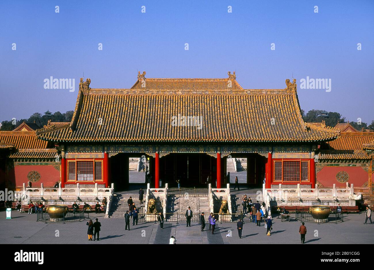 China: Tor der Himmlischen Reinheit (Qianqingmen), die Verbotene Stadt (Zijin Cheng), Peking. Die Verbotene Stadt, die zwischen 1406 und 1420 erbaut wurde, diente 500 Jahre lang (bis zum Ende der Kaiserzeit 1911) als Sitz aller Macht in China, als Thron des Sohnes des Himmels und als Privatresidenz aller Kaiser der Ming- und Qing-Dynastie. Der Komplex besteht aus 980 Gebäuden mit 8.707 Schächten an Räumen und umfasst 720.000 m2 (7.800.000 sq ft). Stockfoto