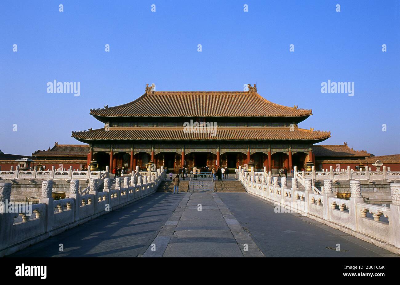 China: Der Palast der Himmlischen Reinheit (Qianqing Palast), die Verbotene Stadt (Zijin Cheng), Peking. Der Palast der Himmlischen Reinheit oder Qianqing Palast ist der größte der drei Hallen des inneren Gerichts der Verbotenen Stadt (die anderen beiden sind die Halle der Union und der Palast der irdischen Ruhe). Während der Qing-Dynastie diente der Palast als Audienzhalle des Imperators, wo er mit dem Großen Rat einen rat hielt. Die Verbotene Stadt, erbaut zwischen 1406 und 1420, diente 500 Jahre lang (bis zum Ende der Kaiserzeit 1911) als Sitz aller Macht in China, dem Thron des Sohnes des Heaves Stockfoto