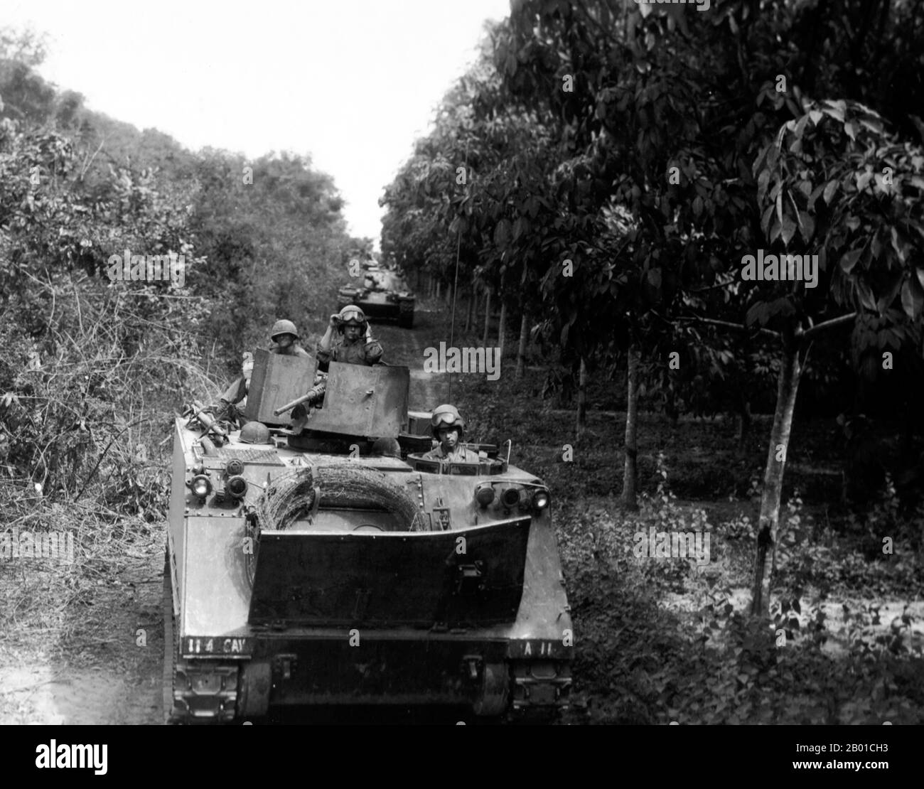 Vietnam: GEPANZERTE Mannschaftsträger der US Army M113 und M4SA3-Panzer werden zwischen Dschungel und einer Gummiplantage im „Eisernen Dreieck“ nördlich von Saigon eingesetzt, Operation Cedar Falls, Januar 1967. Der zweite Indochina-Krieg, in Amerika als Vietnamkrieg bekannt, war ein militärischer Konflikt aus der Zeit des Kalten Krieges, der sich in Vietnam, Laos und Kambodscha vom 1. November 1955 bis zum Fall Saigons am 30. April 1975 ereignete. Dieser Krieg folgte dem ersten Indochina-Krieg und wurde zwischen Nordvietnam, unterstützt von seinen kommunistischen Verbündeten, und der Regierung von Südvietnam, unterstützt von den USA, geführt Stockfoto