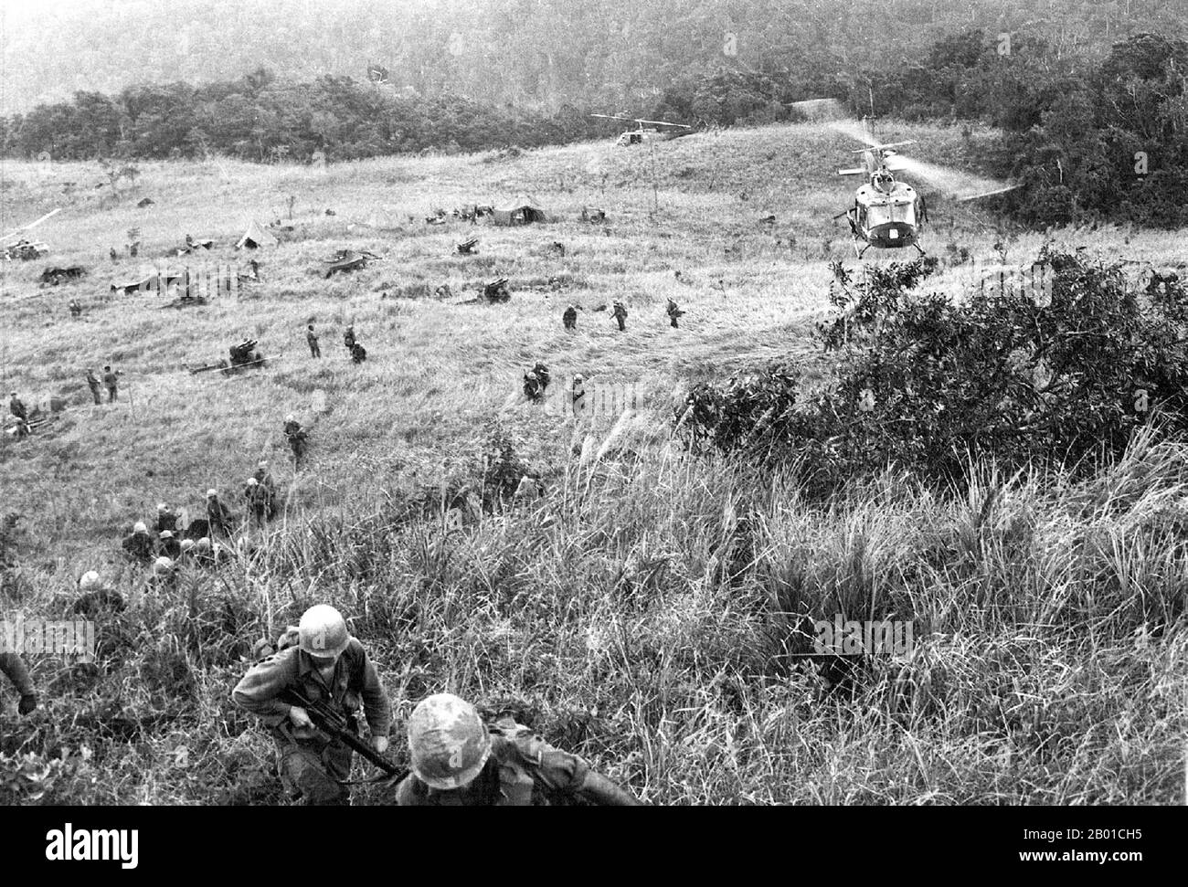 Vietnam: US-Armeetruppen der Kavalleriedivision 1. setzen sich in einer LZ („Landezone“) im zentralen Hochland ein, Operation Crazy Horse, 1966. Der zweite Indochina-Krieg, in Amerika als Vietnamkrieg bekannt, war ein militärischer Konflikt aus der Zeit des Kalten Krieges, der sich in Vietnam, Laos und Kambodscha vom 1. November 1955 bis zum Fall Saigons am 30. April 1975 ereignete. Dieser Krieg folgte dem ersten Indochina-Krieg und wurde zwischen Nordvietnam, unterstützt von seinen kommunistischen Verbündeten, und der Regierung von Südvietnam, unterstützt von den USA und anderen antikommunistischen Nationen, geführt. Stockfoto
