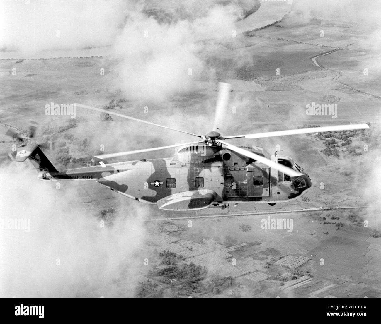 Vietnam: Ein US-amerikanischer Air Force Sikorsky CH-3C Jolly Green Riesenhubschrauber des 3. Aerospace Rescue and Recovery Squadron in Vietnam, 1967. Der zweite Indochina-Krieg, in Amerika als Vietnamkrieg bekannt, war ein militärischer Konflikt aus der Zeit des Kalten Krieges, der sich in Vietnam, Laos und Kambodscha vom 1. November 1955 bis zum Fall Saigons am 30. April 1975 ereignete. Dieser Krieg folgte dem ersten Indochina-Krieg und wurde zwischen Nordvietnam, unterstützt von seinen kommunistischen Verbündeten, und der Regierung von Südvietnam, unterstützt von den USA und anderen antikommunistischen Nationen, geführt. Stockfoto
