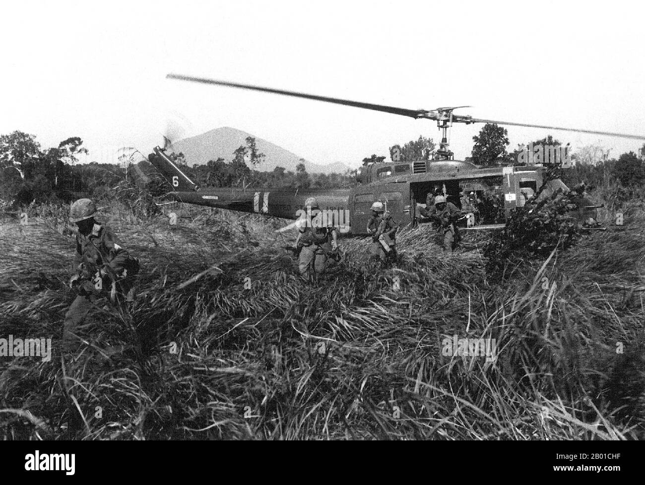 Vietnam: US-Infanterie greift während der Operation Attleboro, Central Highlands, 1966 von einem Huey UH-1D Hubschrauber aus an. Der zweite Indochina-Krieg, in Amerika als Vietnamkrieg bekannt, war ein militärischer Konflikt aus der Zeit des Kalten Krieges, der sich in Vietnam, Laos und Kambodscha vom 1. November 1955 bis zum Fall Saigons am 30. April 1975 ereignete. Dieser Krieg folgte dem ersten Indochina-Krieg und wurde zwischen Nordvietnam, unterstützt von seinen kommunistischen Verbündeten, und der Regierung von Südvietnam, unterstützt von den USA und anderen antikommunistischen Nationen, geführt. Stockfoto