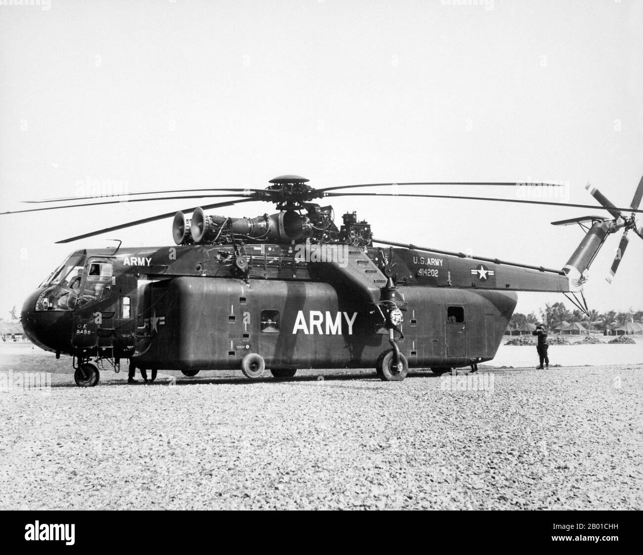 Vietnam: Ein Hubschrauber der US-Armee Sikorsky YCH-54A Tarhe „Sky Crane“, der extrem schwere Lasten wie Panzer und Bulldozer heben kann, ca. 1965-1966. Der zweite Indochina-Krieg, in Amerika als Vietnamkrieg bekannt, war ein militärischer Konflikt aus der Zeit des Kalten Krieges, der sich in Vietnam, Laos und Kambodscha vom 1. November 1955 bis zum Fall Saigons am 30. April 1975 ereignete. Dieser Krieg folgte dem ersten Indochina-Krieg und wurde zwischen Nordvietnam, unterstützt von seinen kommunistischen Verbündeten, und der Regierung von Südvietnam, unterstützt von den USA und anderen antikommunistischen Nationen, geführt. Stockfoto