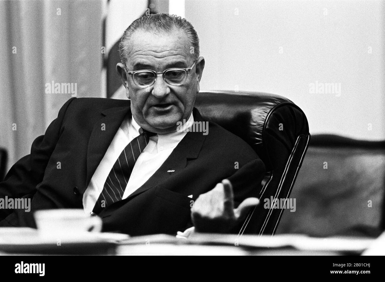 USA/Vietnam: Lyndon Baines Johnson (27. August 1908 - 22. Januar 1973), oft als LBJ bezeichnet, Präsident der Vereinigten Staaten von 36. (1963-1969), bei einem Treffen der Nationalen Sicherheit zu Vietnam im Kabinettsaal des Weißen Hauses. Foto von Yoichi Okamoto (1915-1985, öffentlich zugänglich), 21. Juli 1965. Der zweite Indochina-Krieg, in Amerika als Vietnamkrieg bekannt, war ein militärischer Konflikt aus der Zeit des Kalten Krieges, der sich in Vietnam, Laos und Kambodscha vom 1. November 1955 bis zum Fall Saigons am 30. April 1975 ereignete. Dieser Krieg folgte dem ersten Indochina-Krieg und wurde zwischen Nord-Vietnam und Süd-Vietnam geführt. Stockfoto