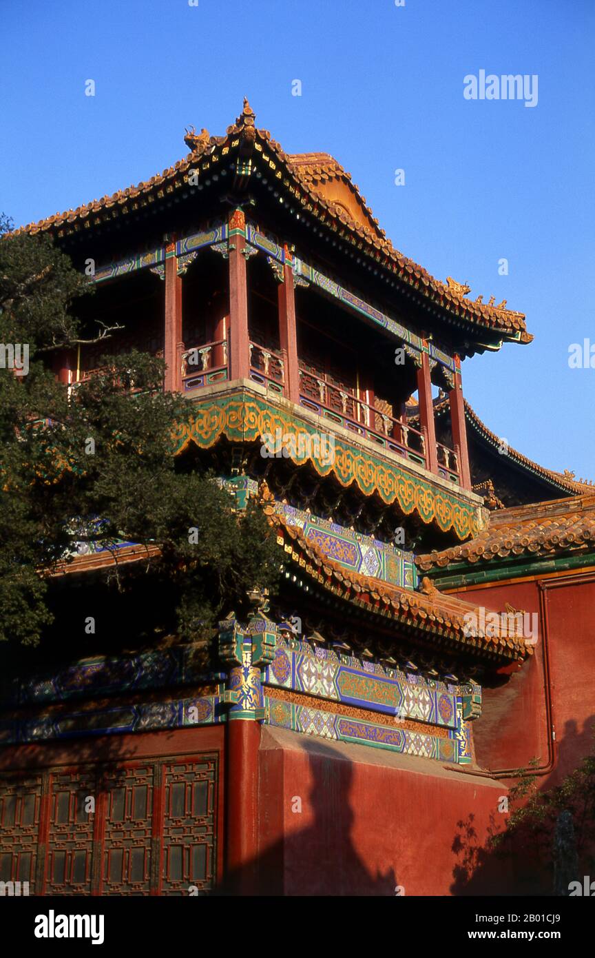 China: Pavillon mit Blick auf den Steingarten im Kaiserlichen Blumengarten, der Verbotenen Stadt (Zijin Cheng), Peking. Die Verbotene Stadt, die zwischen 1406 und 1420 erbaut wurde, diente 500 Jahre lang (bis zum Ende der Kaiserzeit 1911) als Sitz aller Macht in China, als Thron des Sohnes des Himmels und als Privatresidenz aller Kaiser der Ming- und Qing-Dynastie. Der Komplex besteht aus 980 Gebäuden mit 8.707 Schächten an Räumen und umfasst 720.000 m2 (7.800.000 sq ft). Stockfoto