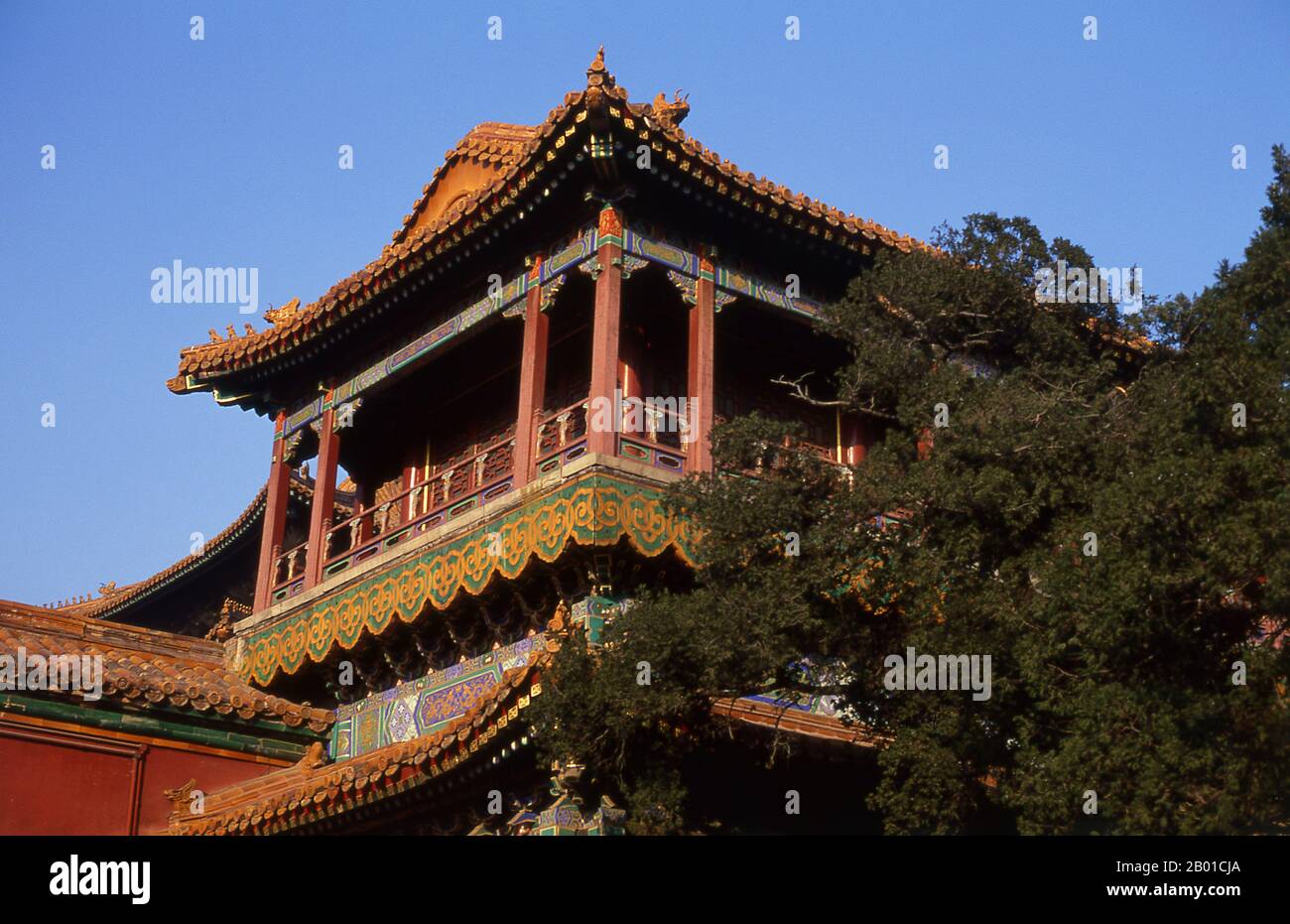 China: Pavillon mit Blick auf den Steingarten im Kaiserlichen Blumengarten, der Verbotenen Stadt (Zijin Cheng), Peking. Die Verbotene Stadt, die zwischen 1406 und 1420 erbaut wurde, diente 500 Jahre lang (bis zum Ende der Kaiserzeit 1911) als Sitz aller Macht in China, als Thron des Sohnes des Himmels und als Privatresidenz aller Kaiser der Ming- und Qing-Dynastie. Der Komplex besteht aus 980 Gebäuden mit 8.707 Schächten an Räumen und umfasst 720.000 m2 (7.800.000 sq ft). Stockfoto
