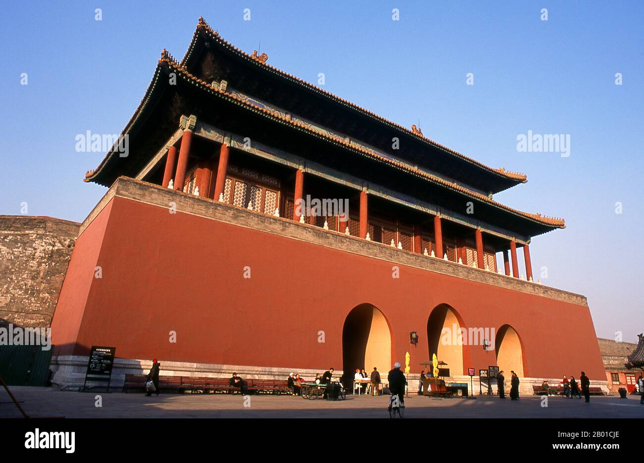 China: Tor der göttlichen Fähigkeiten (Shenwumen), die Verbotene Stadt (Zijin Cheng), Peking. Das Tor der göttlichen Macht, manchmal auch als das Tor der göttlichen Macht (Shenwu Men) bezeichnet, ist das nördliche Tor der Verbotenen Stadt. Das Tor wurde ursprünglich als Schwarzes Schildkrötentor (Xuánwǔmén) bezeichnet, was der traditionelle Name für das nördliche Tor eines chinesischen Kaiserpalastes ist. Die Verbotene Stadt, die zwischen 1406 und 1420 erbaut wurde, diente 500 Jahre lang (bis zum Ende der Kaiserzeit 1911) als Sitz aller Macht in China und als Privatresidenz aller Kaiser der Ming- und Qing-Dynastie. Stockfoto