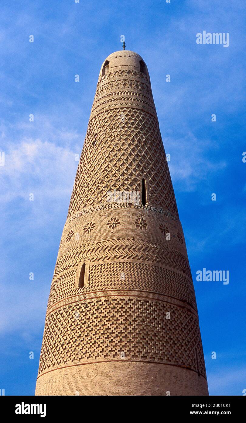 Das Minarett "Emin" oder "Imin Ta" ist 44 Meter hoch und das höchste Minarett Chinas. Das Minarett wurde im Jahre 777 während der Herrschaft des Qing-Kaiser Qianlong (1735-1796) begonnen und erst ein Jahr später fertiggestellt. Sie wurde von den örtlichen Führern finanziert und gebaut, um die Heldentaten eines örtlichen Turpan-General, Emin Khoja, zu ehren, daher der Name "Emin". Die Oase Turpan war ein strategisch bedeutsames Zentrum an der nördlichen Seidenstraße von Xinjiang, an der Stelle der alten Städte Yarkhoto (Jiaohe) und Karakhoja (Gaochang). Chinesische Armeen drangen im 2. Jahrhundert v. Chr. während der Herrschaft der Han Emp in Turpan ein Stockfoto