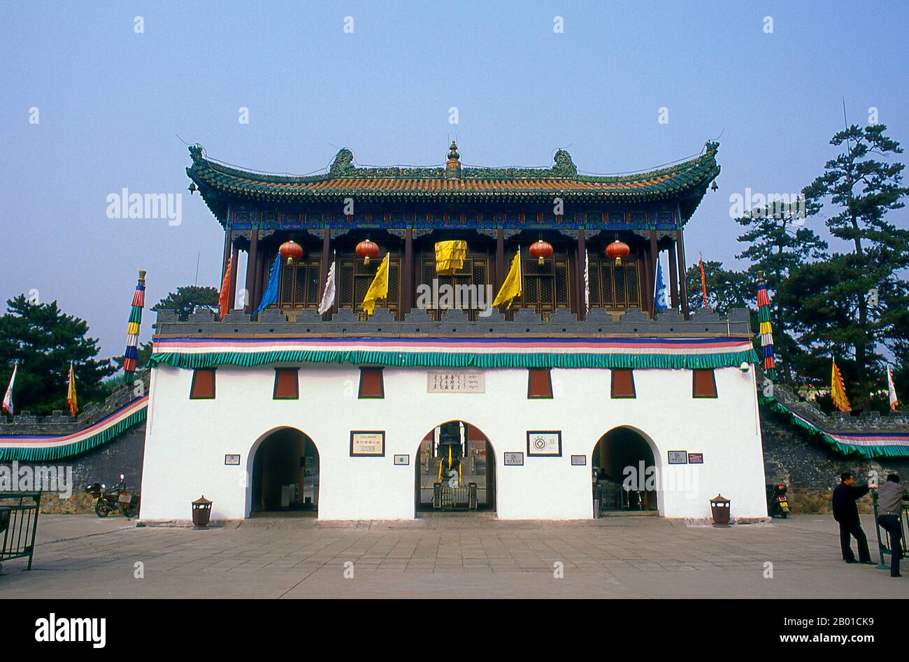 China: Der Eingang zum Tempel Putuo Zongcheng (Pǔtuó Zōngchéng Zhī Miào), Chengde, Provinz Hebei. Der Putuo Zongcheng Tempel ist ein buddhistischer Tempelkomplex aus der Qing-Dynastie, der zwischen 1767 und 1771 während der Herrschaft des Qianlong-Imperators (1735–1796) erbaut wurde. Der Tempel wurde dem Potala-Palast von Tibet nachempfunden, dem alten Heiligtum des Dalai Lama, das ein Jahrhundert zuvor erbaut wurde. Im Jahr 1703 wurde Chengde vom Kaiser Kangxi als Ort für seine Sommerresidenz ausgewählt. Erbaut im achtzehnten Jahrhundert, wurde das Mountain Resort von den Yongzheng und Qianlong Kaisern genutzt. Stockfoto