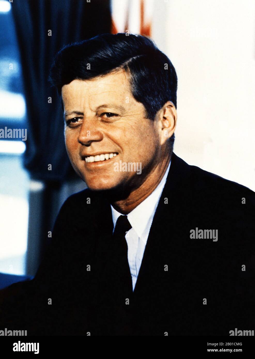 USA: John Fitzgerald 'Jack' Kennedy (29. Mai 1917 - 22. November 1963), oft bezeichnet durch seine Initialen JFK, 35. Präsident der Vereinigten Staaten (1961-1963). Porträt von Cecil Stoughton (1920-2008, gemeinfrei), Oval Office, Weisses Haus, 11. Juli 1963. Nach dem Militärdienst während des Zweiten Weltkriegs im Südpazifik vertrat Kennedy den Kongressbezirk von Massachusetts aus dem Jahr 11. in den USA Repräsentantenhaus von 1947 bis 1953 als Demokrat. Danach diente er in den USA Senat von 1953 bis 1960. Stockfoto