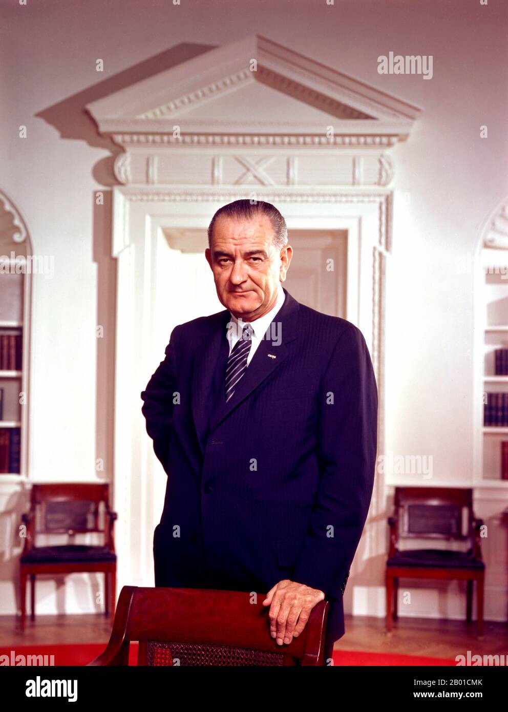 USA: Lyndon Baines Johnson (27. August 1908 - 22. Januar 1973), 36. Präsident der Vereinigten Staaten (1963-1969). Foto von Arnold Newman (1918-2006, öffentlich zugänglich), Oval Office, Weisses Haus, 10. März 1964. Lyndon Baines Johnson, oft als LBJ bezeichnet, war nach seinem Dienst als Vizepräsident der Vereinigten Staaten von 37. (1961-1963) der Präsident der Vereinigten Staaten von 36.. Er ist einer von nur vier Personen, die in allen vier gewählten Bundesämtern der Vereinigten Staaten gedient haben: Repräsentant, Senator, Vizepräsident und Präsident. Stockfoto