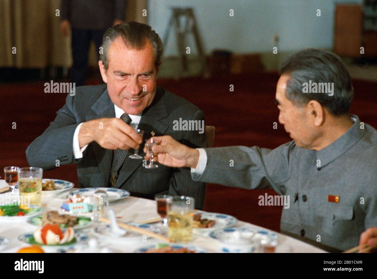 China/USA: Premier Zhou Enlai (5. März 1898 – 8. Januar 1976) und Präsident Richard Nixon (9. Januar 1913 – 22. April 1994) stoßen einander an, 25. Februar 1972. Der Besuch von Präsident Richard Nixon in China im Jahr 1972 war ein wichtiger Schritt zur formellen Normalisierung der Beziehungen zwischen den Vereinigten Staaten und der Volksrepublik China. Zwischen dem 21. Und 28. Februar reiste Richard Nixon nach Peking, Hangzhou und Shanghai. Fast sobald der amerikanische Präsident in der chinesischen Hauptstadt eintraf, wurde er zu einem schnellen Treffen mit dem Vorsitzenden Mao, seinem einzigen Treffen mit Chinas Spitzenführer während der Reise, vorgeladen. Stockfoto