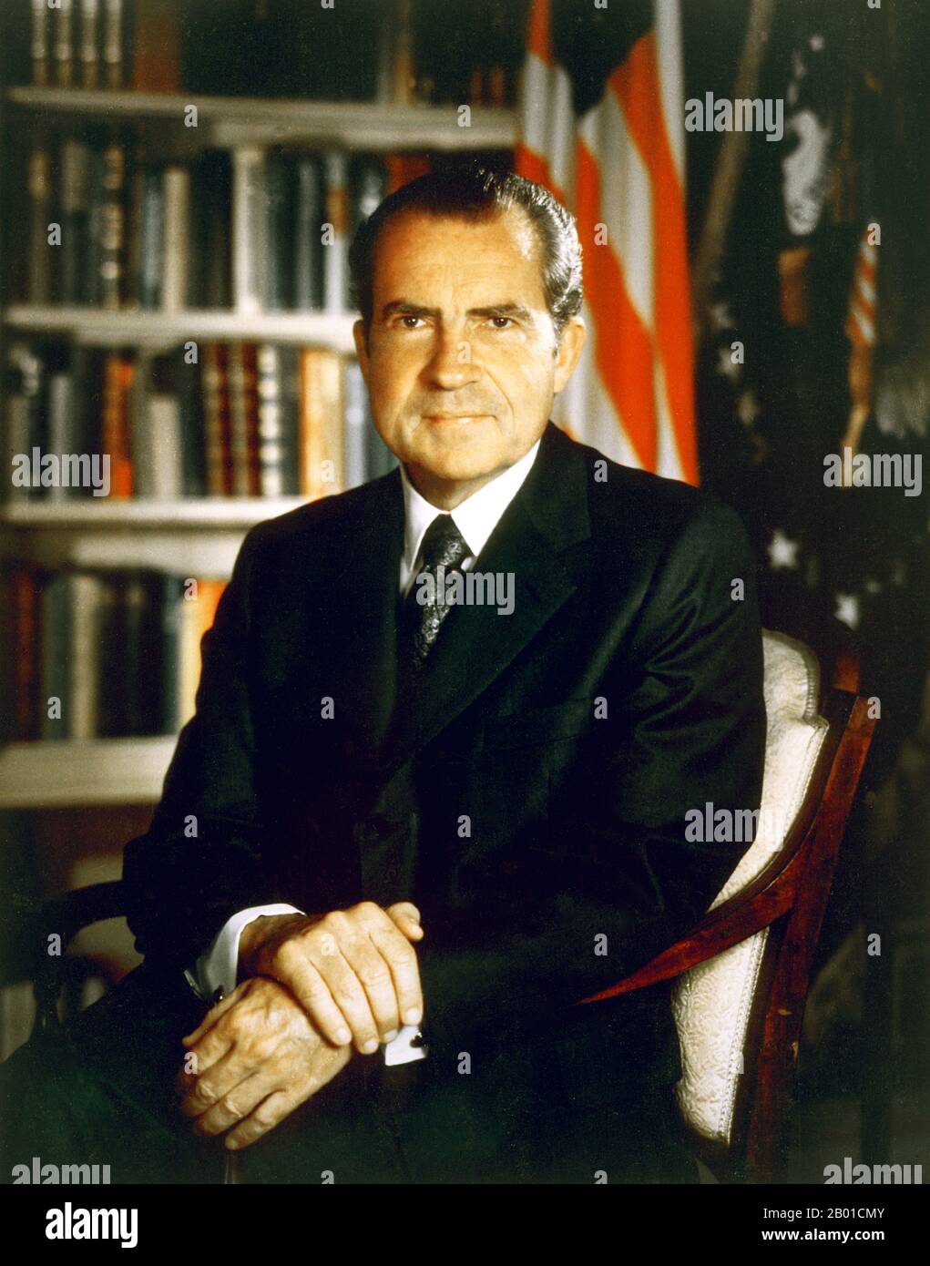 USA: Richard Nixon (9. Januar 1913 - 22. April 1994), 37. Präsident der Vereinigten Staaten (1969-1974). Offizielles Präsidentenportrait, 8. Juli 1971. Richard Milhous Nixon war 37. Präsident der Vereinigten Staaten und diente von 1969 bis 1974. Nixon ist der einzige Präsident, der sein Amt niedergelegt hat. Nixon erbte den Vietnamkrieg von seinen Vorgängern Kennedy und Johnson. Die amerikanische Beteiligung an Vietnam war weit unpopulär; obwohl Nixon den Krieg dort zunächst eskalierte, setzte er sich anschließend dafür ein, die US-Beteiligung zu beenden und bis 1973 die amerikanischen Streitkräfte vollständig abzuziehen. Stockfoto