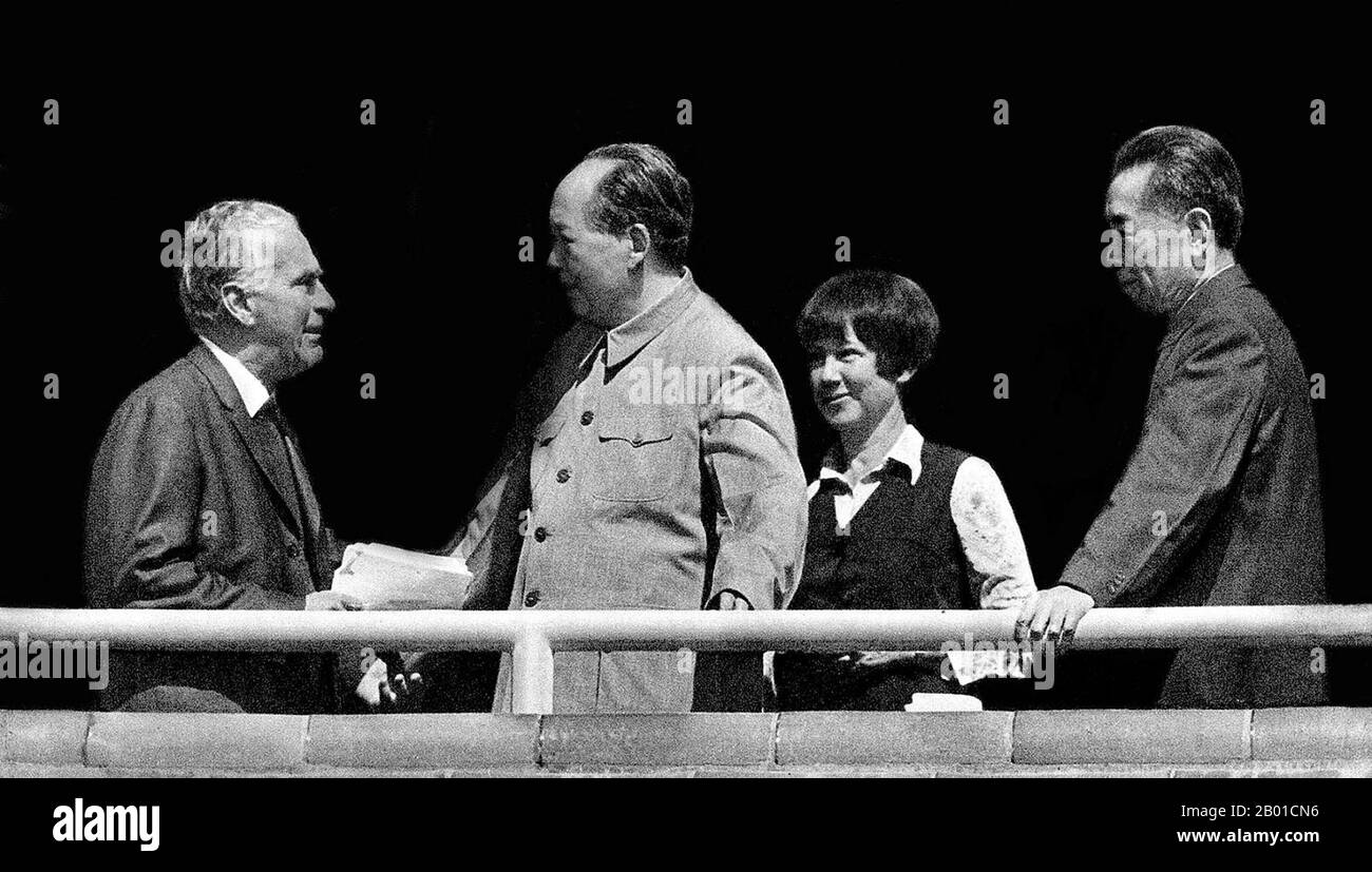 China: Edgar Snow, Mao Zedong, Lois Wheeler Snow und Zhou Enlai, Peking, 1970. Edgar Snow (17. Juli 1905 - 15. Februar 1972) war ein amerikanischer Journalist, der für seine Bücher und Artikel über den Kommunismus in China und die chinesische kommunistische Revolution bekannt war. Es wird angenommen, dass er der erste westliche Journalist war, der den chinesischen kommunistischen Führer Mao Zedong interviewte, und er ist am besten bekannt für den Roten Stern über China (1937), einen Bericht über die chinesische kommunistische Bewegung von ihrer Gründung bis Ende 1930s. Stockfoto