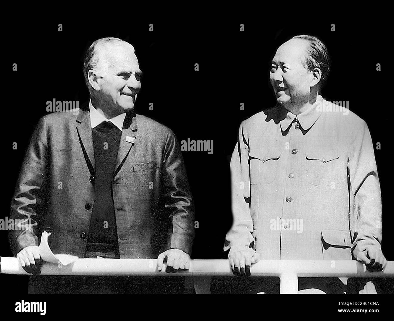 China: Edgar Snow (17. Juli 1905 - 15. Februar 1972) mit dem Vorsitzenden Mao Zedong, Peking 1970. Edgar Snow war ein amerikanischer Journalist, der für seine Bücher und Artikel über den Kommunismus in China und die chinesische kommunistische Revolution bekannt war. Es wird angenommen, dass er der erste westliche Journalist war, der den chinesischen kommunistischen Führer Mao Zedong interviewte, und er ist am besten bekannt für den Roten Stern über China (1937), einen Bericht über die chinesische kommunistische Bewegung von ihrer Gründung bis Ende 1930s. Stockfoto