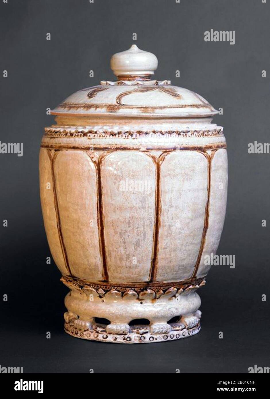 Vietnam: Großes Thanh Hoa-Glas mit Deckel. Gelappter Körper mit braunen Akzenten, der auf einem Sockel mit Netzhaut steht. Ly-Dynastie (ca. 1000-1200). Die Keramik vom Typ Thanh Hoa, die vom elften bis zum dreizehnten Jahrhundert hergestellt wurde, ist einzigartig in der asiatischen Keramik, da sie kulturelle Einflüsse aus Indien und China repräsentieren. Unter Verwendung fortschrittlicher Brenn- und Verglasungstechniken aus China wurden ihre Formen oft von indischen Bronzen beeinflusst, die manchmal durch kambodschanische Werke gefiltert wurden und über die südlichen Handelsrouten aufgezogen wurden. Stockfoto