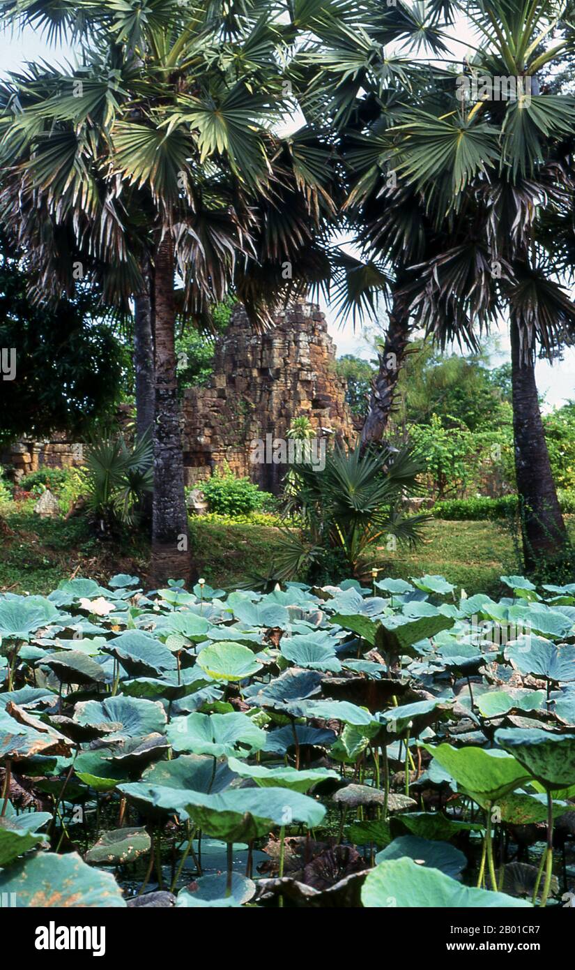 Kambodscha: TA Prohm Tempel in der Nähe von Tonle Bati, südlich von Phnom Penh. Der Lateritstempel von Ta Prohm wurde von König Jayavarman VII. Auf einem früheren Khmer-Schrein aus dem 6.. Jahrhundert erbaut. Das Ergebnis ist ein gut erhaltenes Juwel eines Tempels, nicht übermäßig groß, aber mit einigen herrlichen dekorativen Merkmalen. Das Hauptheiligtum hat fünf Kammern, in denen sich jeweils eine Statue oder ein Shiva-Lingam befindet. Jayavarman VII. (1125-1215) war ein König (r.1181-1215) des Khmer-Reiches in Angkor, Kambodscha. Stockfoto