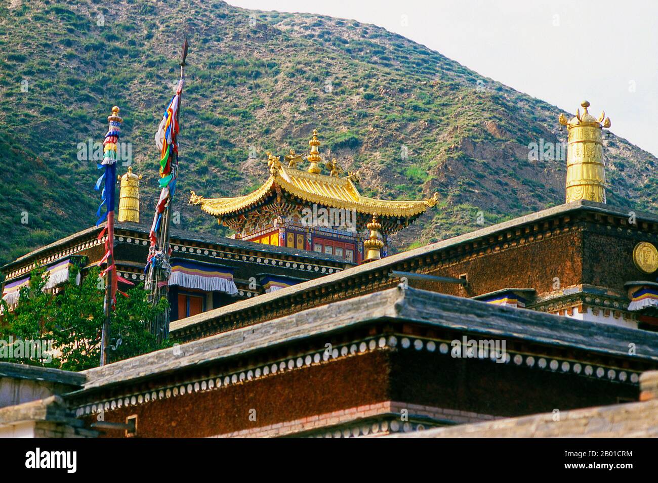 China: Labrang Kloster, Xiahe, Provinz Gansu. Labrang Kloster ist eines der sechs großen Klöster der Gelug (Gelber Hut) Schule des tibetischen Buddhismus. Sein formaler Name ist Gandan Shaydrup Dargay Tashi Gyaysu Khyilway Ling, allgemein bekannt als Labrang Tashi khyil oder einfach Labrang. Das Kloster wurde 1709 von der ersten Jamyang Zhaypa, Ngawang Tsondru, gegründet. Es ist die wichtigste Klosterstadt des tibetischen Buddhismus außerhalb der tibetischen Autonomen Region. Stockfoto