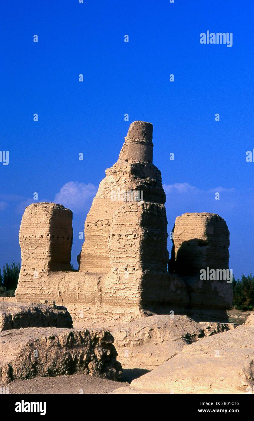 China: Alte Pagode, Yarkhoto oder Jiaohe Gucheng (alte Stadt Jiaohe), in der Nähe von Turpan, Xinjiang. Yarkhoto (Ruinen von Jiaohe) befindet sich im Yarnaz-Tal, 10 km westlich der Stadt Turpan. Yarkhoto wurde von den Chinesen nach der Han-Eroberung des Gebiets im 2.. Jahrhundert v. Chr. als Verwaltungszentrum und Garnisonsstadt entwickelt. Die Stadt blühte unter der Tang Dynastie (618-907), ging aber später in den Niedergang und wurde schließlich Anfang des 14.. Jahrhunderts aufgegeben. Stockfoto