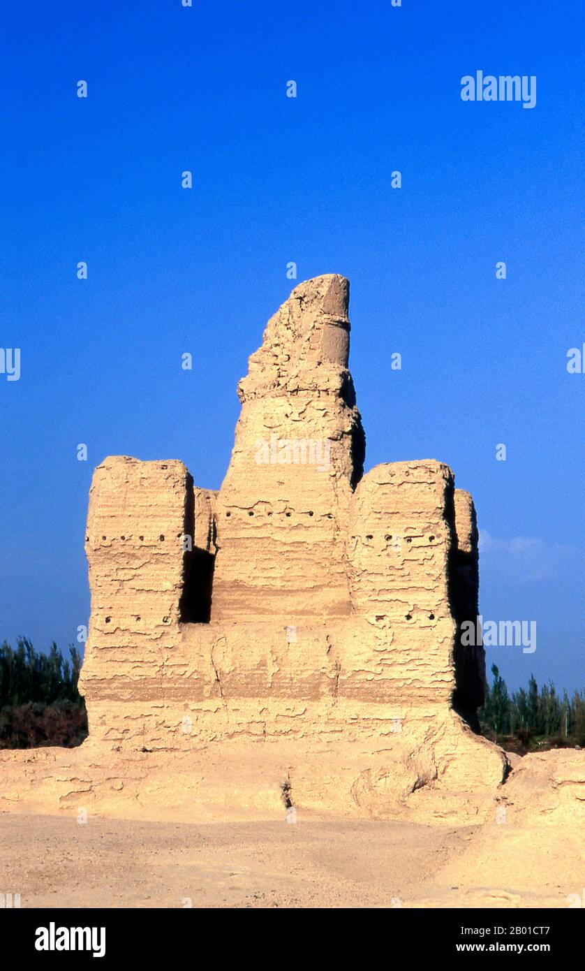 China: Alte Pagode, Yarkhoto oder Jiaohe Gucheng (alte Stadt Jiaohe), in der Nähe von Turpan, Xinjiang. Yarkhoto (Ruinen von Jiaohe) befindet sich im Yarnaz-Tal, 10 km westlich der Stadt Turpan. Yarkhoto wurde von den Chinesen nach der Han-Eroberung des Gebiets im 2.. Jahrhundert v. Chr. als Verwaltungszentrum und Garnisonsstadt entwickelt. Die Stadt blühte unter der Tang Dynastie (618-907), ging aber später in den Niedergang und wurde schließlich Anfang des 14.. Jahrhunderts aufgegeben. Stockfoto