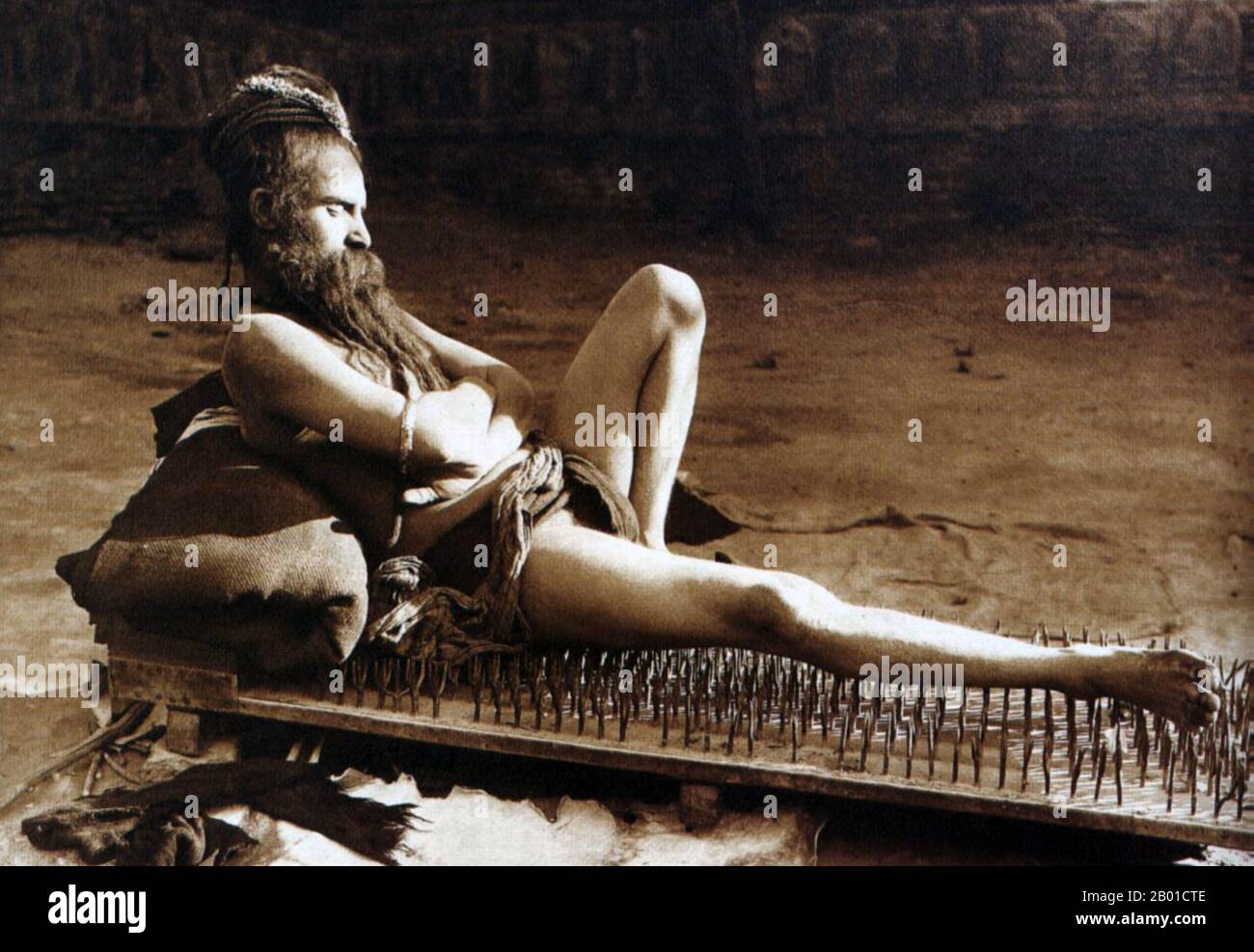 Indien: Eine Hindu-Sannyasi, die auf einem Nagelbett ruht, Varanasi. Foto von Herbert Ponting (21. März 1870 - 7. Februar 1935), 1907. Herbert Ponting's Foto aus dem Jahr 1907 ist mit „A fakir in Benares“ (Varanasi), Indien, beschriften. Allerdings ist es viel wahrscheinlicher, dass es sich um einen hinduistischen Sannyasin handelt, da Varanasi die heiligste Stadt im Hinduismus ist, in der sich eine große Anzahl von Asketen versammelt. Stockfoto