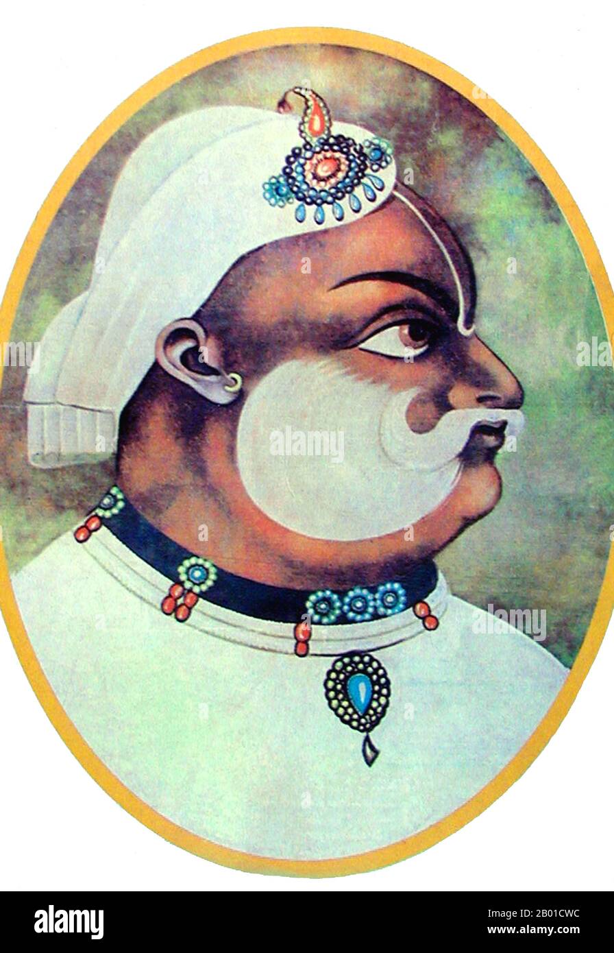 Indien: Maharaja Suraj Mal (13. Februar 1707 - 25. Dezember 1763), Herrscher von Bharatpur in Rajasthan (r. 1755-1763). Miniatur-Hochformat, 1763. Maharaja Suraj Mal wurde von einem zeitgenössischen Historiker als "der Plato des Jat-Volkes" und von einem modernen Schriftsteller als der "Jat Ulysses" beschrieben, wegen seiner politischen Scharfsinn, seines beständigen Intellekts und seiner klaren Vision. Er ist mit dem Aufstieg der Jat-Macht, seiner Liebe zur Literatur und seinen militärischen und diplomatischen Leistungen verbunden. Stockfoto