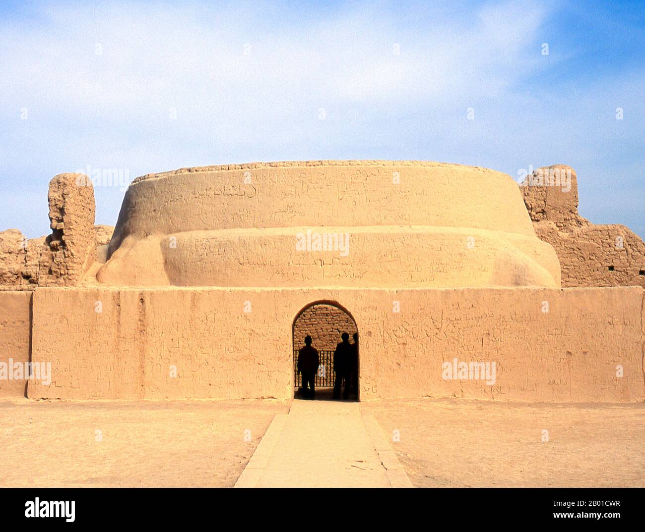 China: Die Ruinen in Karakhoja oder Gaochang Gucheng (alte Stadt Gaochang), in der Nähe von Turpan, Provinz Xinjiang. Die Ruinen von Karakhoja oder Gaochang Gucheng (Gaochang Ancient City) stammen aus der ersten Han-Eroberung des Gebiets im 2.. Jahrhundert v. Chr. Etwa 46 km südöstlich von Turpan am Rande der Lop-Wüste gelegen, ist Karakhoja größer als Yarkhoto, aber eher weniger gut erhalten. Ursprünglich als Garnisonsstadt gegründet, entwickelte sie sich zu einer wohlhabenden Stadt in der Tang-Zeit, wurde aber schließlich im 14.. Jahrhundert aufgegeben, wahrscheinlich aufgrund einer Kombination aus endemischer Kriegsführung und Wüstenbildung. Stockfoto