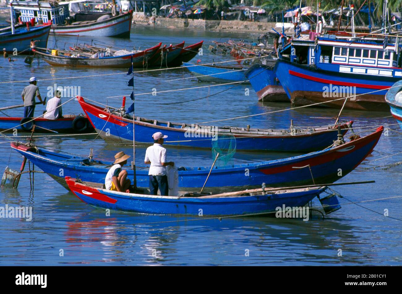 Vietnam: Fischerboote in Vung Tau, Provinz Ba Ria-Vung Tau. Die Kurstadt Vung Tau war in der Kolonialzeit als Cap St Jacques bekannt, obwohl niemand diese Bezeichnung seit 1954 verwendet hat, als die Franzosen gingen. Die Stadt liegt an der Spitze einer dreieckigen Halbinsel, die nahe der Mündung des Saigon-Flusses ins Meer ragt. Vung Tau, was „Boat Bay“ bedeutet, ist Vietnams wichtigstes Rohölförderzentrum. Stockfoto