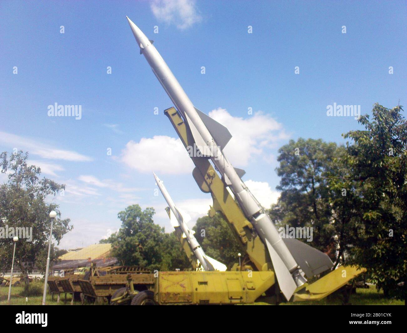 Bulgarien/UdSSR/Vietnam: Zwei SA-2-Guideline-Raketen (S-75 Dvina) im Nationalmuseum für Militärgeschichte in Sofia, Bulgarien, 2008. Foto von Tourbillon (CC BY 3,0 License). Die S-75 Dvina (russisch: С-75; NATO-Berichtsname SA-2 Guideline) ist ein von der Sowjetunion konstruiertes, hoch gelegenes, befehlsgesteuertes Boden-Luft-Raketen-System (SAM). Seit ihrem ersten Einsatz im Jahr 1957 ist sie die am weitesten verbreitete und am häufigsten eingesetzte Luftabwehrrakete in der Geschichte. Nordvietnamesische Streitkräfte nutzten die S-75 während des Vietnamkrieges ausgiebig, um Hanoi und Haiphong mit einigen beachtlichen Erfolgen zu verteidigen. Stockfoto