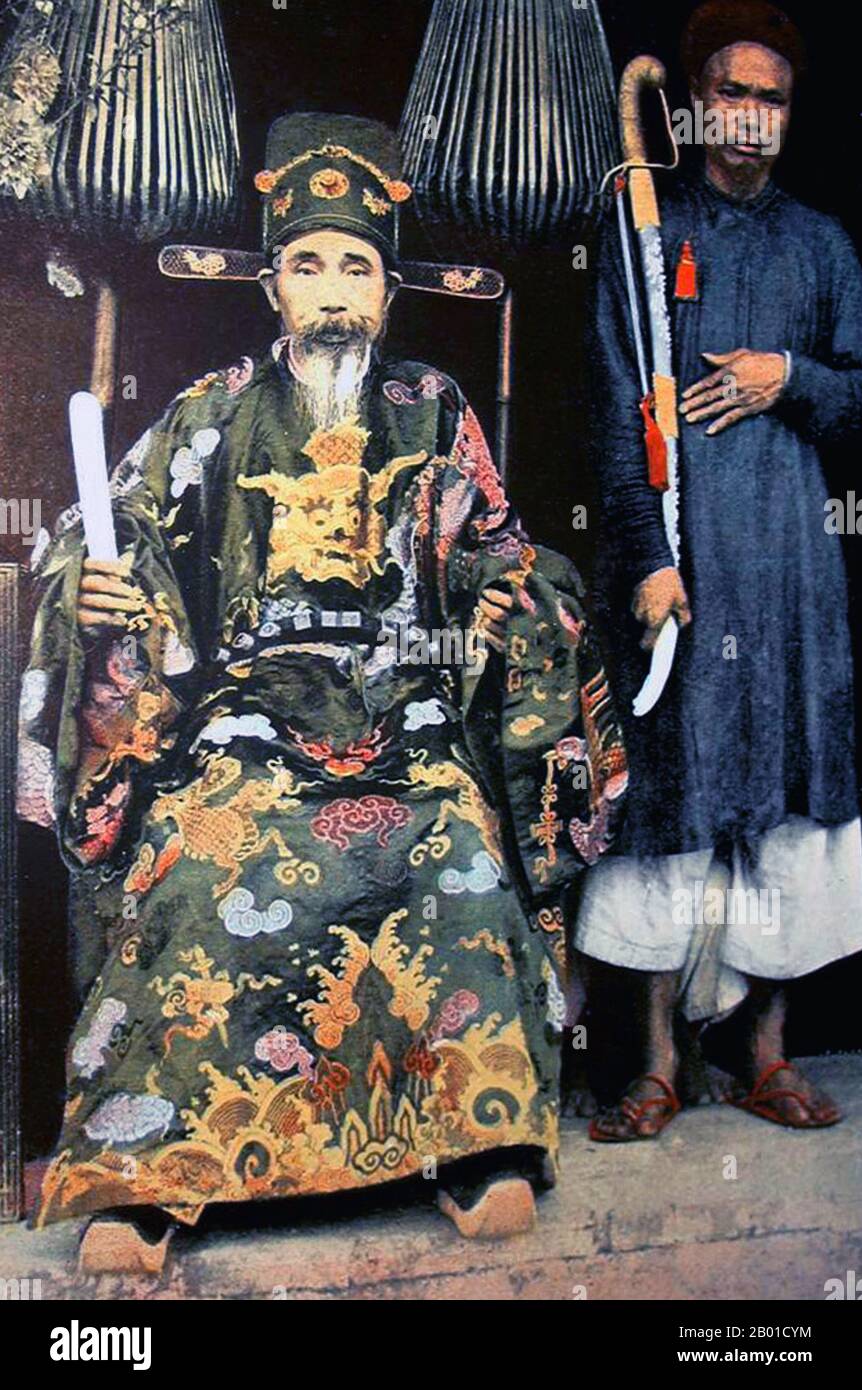 Vietnam: Eine vietnamesische Mandarine mit seinem Schwertträger, Tonkin, c. 1890. Während fast zweitausend Jahren, in der Zeit der Unabhängigkeit vor dem westlichen Kolonialismus, sowie unter chinesischer Besatzung, wurde Vietnam von einer strengen konfuzianischen Meritokratie von Mandarinen verwaltet, die vom königlichen Hof auf der Grundlage von Prüfungserfolg, persönlicher Moral und administrativer Fähigkeit ernannt wurden. Stockfoto