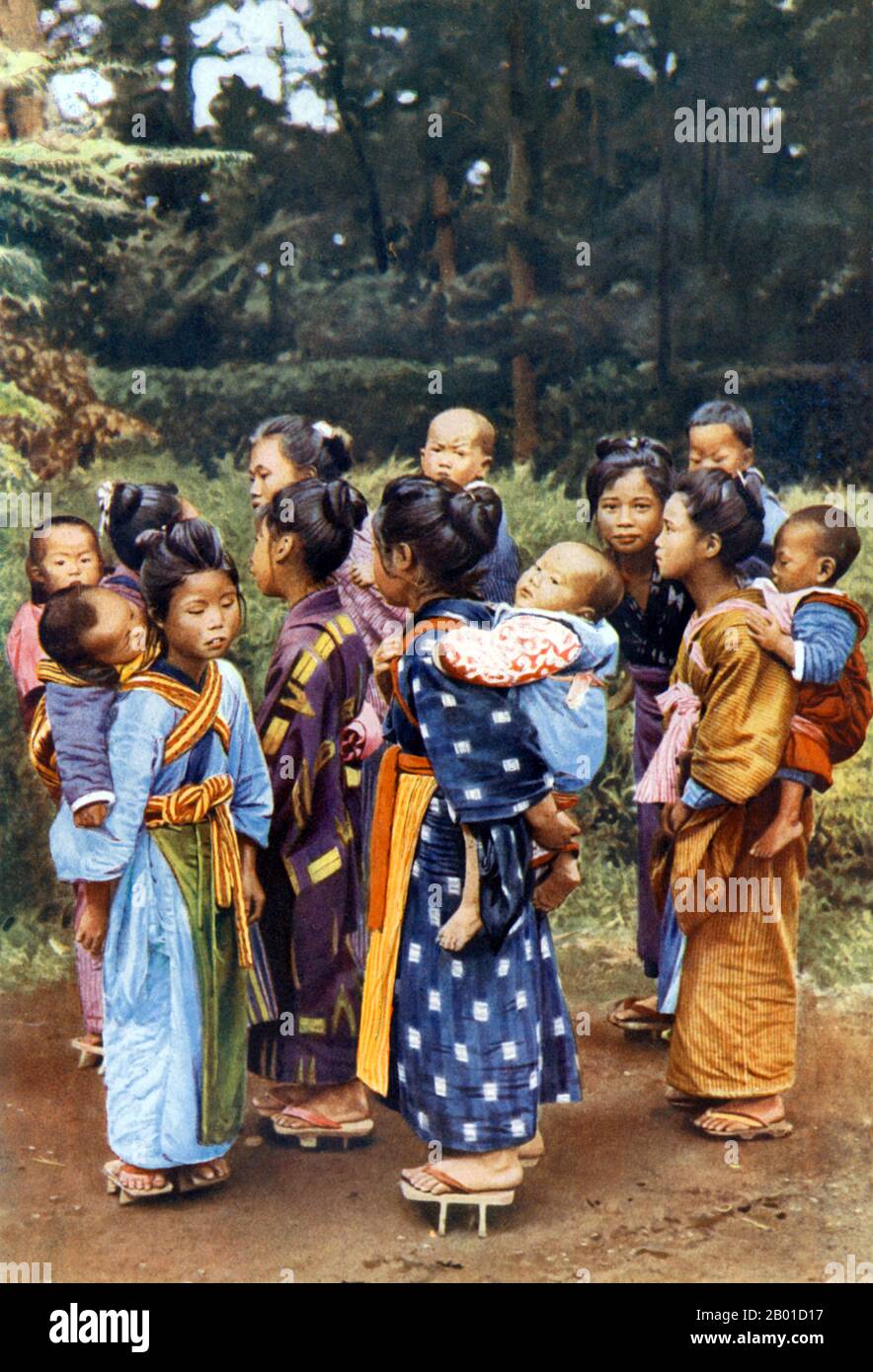Japan: Eine Gruppe japanischer Kinder in traditioneller Kleidung, c. 1922. Die verschiedenen traditionellen ethnischen Kleidungsstücke, die in Japan getragen werden, werden immer noch verwendet, hauptsächlich für Zeremonien und besondere Anlässe, wie Hochzeiten oder Feste. Heute bevorzugen sowohl Männer als auch Frauen Kleidung im westlichen Stil in ihrem täglichen Leben, aufgrund des komparativen Komforts und des Zustroms globaler Mode. Japanische Kleidung passt zu den Jahreszeiten. Kleidung mit rustikaleren Farben und Mustern (wie z. B. rotbraune Blätter) wird im Herbst bevorzugt, während im Frühjahr lebhafere Farben und florale Designs (wie Kirschblüten) üblich sind. Stockfoto