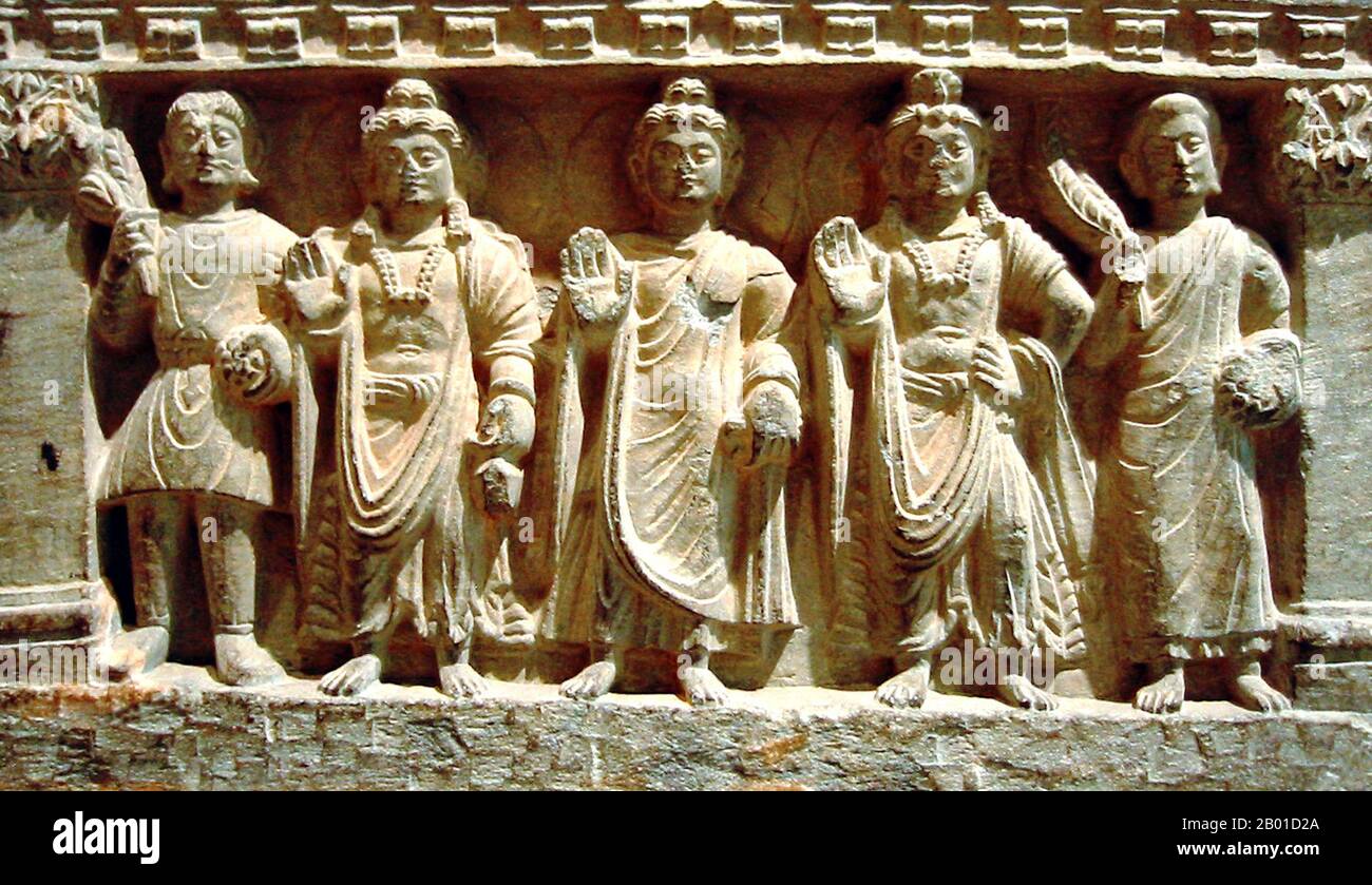 Pakistan/Afghanistan: Eine frühe buddhistische Triade. Von links nach rechts ein Kushan-Anhänger, der Bodhisattva Maitreya, der Buddha, der Bodhisattva Avalokitesvara, Und ein buddhistischer Mönch. Gandhara, 2.-3. Jahrhundert u.Z. Foto von World Imaging (CC BY-SA 3,0 Lizenz). Gandhāra ist bekannt für den unverwechselbaren Gandhāra-Stil buddhistischer Kunst, der sich aus einer Fusion griechischer, syrischer, persischer und indischer künstlerischer Einflüsse entwickelte. Diese Entwicklung begann in der Parthianzeit (50 v. Chr. - 75 n. Chr.). Der Stil von Gandhāran blühte und erreichte seinen Höhepunkt während der Kushan-Zeit, vom 1.. Bis zum 5.. Jahrhundert. Stockfoto
