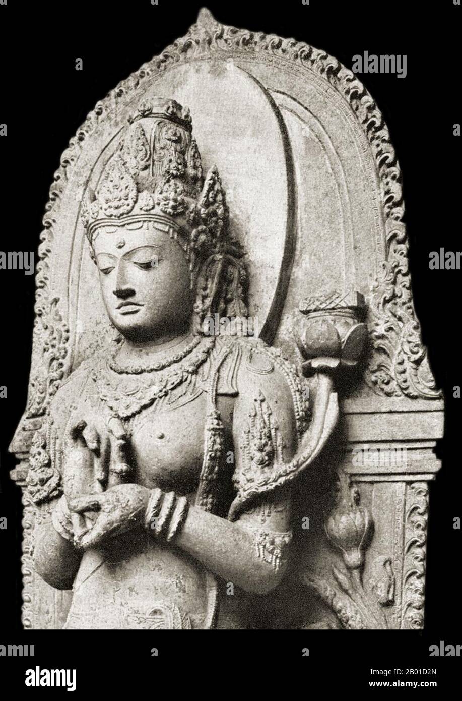 Indonesien: Statue von Prajnaparamita personifiziert, Singhasari, Ost-Java, 12. - 13. Jahrhundert u.Z. Die Statue der Prajnaparamita aus Singhasari ist wahrscheinlich die berühmteste Darstellung der Göttin der transzendentalen Weisheit. Es wurde in fast perfektem Zustand in den Ruinen von Cungkup Putri in der Nähe des Singhasari-Tempels, Malang, Ost-Java, entdeckt. Die lokale Tradition verbindet die Statue mit Königin Ken Dedes, der ersten Königin von Singhasari, wahrscheinlich als vergöttert Darstellung der Königin. Eine andere Meinung verbindet die Statue mit Königin Gayatri, der Gemahlin von Kertarajasa, dem ersten König von Majapahit. Stockfoto