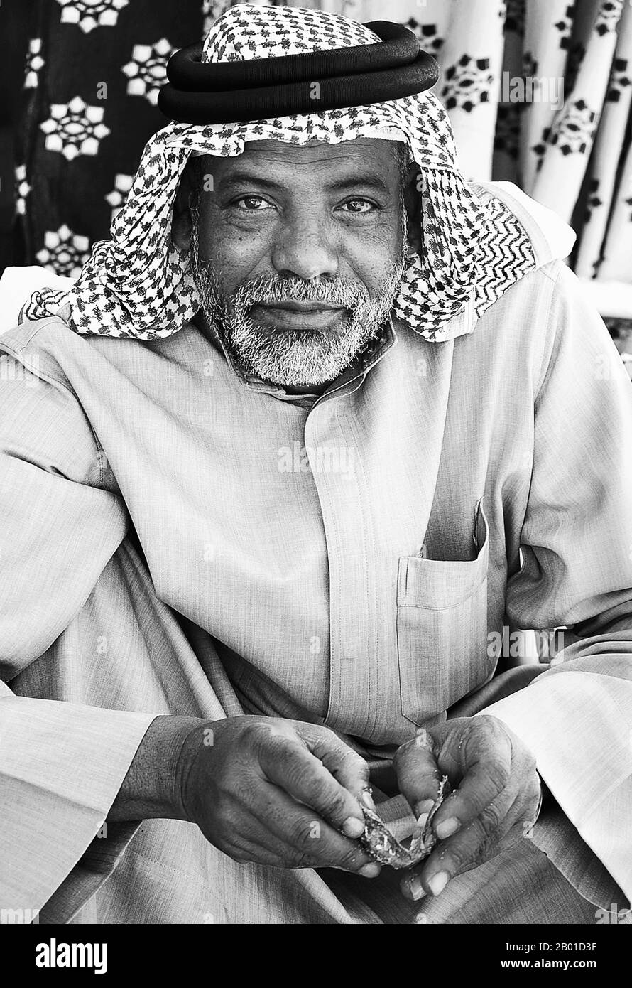 Arabischer Golf: Ein Perlenverkäufer mit einer offenen Perlenausternschale, Bahrain, 2009. Foto von Jayson De Leon (CC BY 2,0 License). Tausende von Jahren wurden die meisten Meerwasserperlen von Tauchern aus dem Indischen Ozean, in Gebieten wie dem Persischen Golf, dem Roten Meer und dem Golf von Mannar, gewonnen. Im Arabischen Meer des 14.. Jahrhunderts lieferte der Reisende Ibn Battuta die früheste bekannte Beschreibung des Perlentauchens, indem er eine Schnur an der Taille des Tauchers befestige. Vor Beginn des 20.. Jahrhunderts war die Perlenjagd die häufigste Art, Perlen zu sammeln. Stockfoto