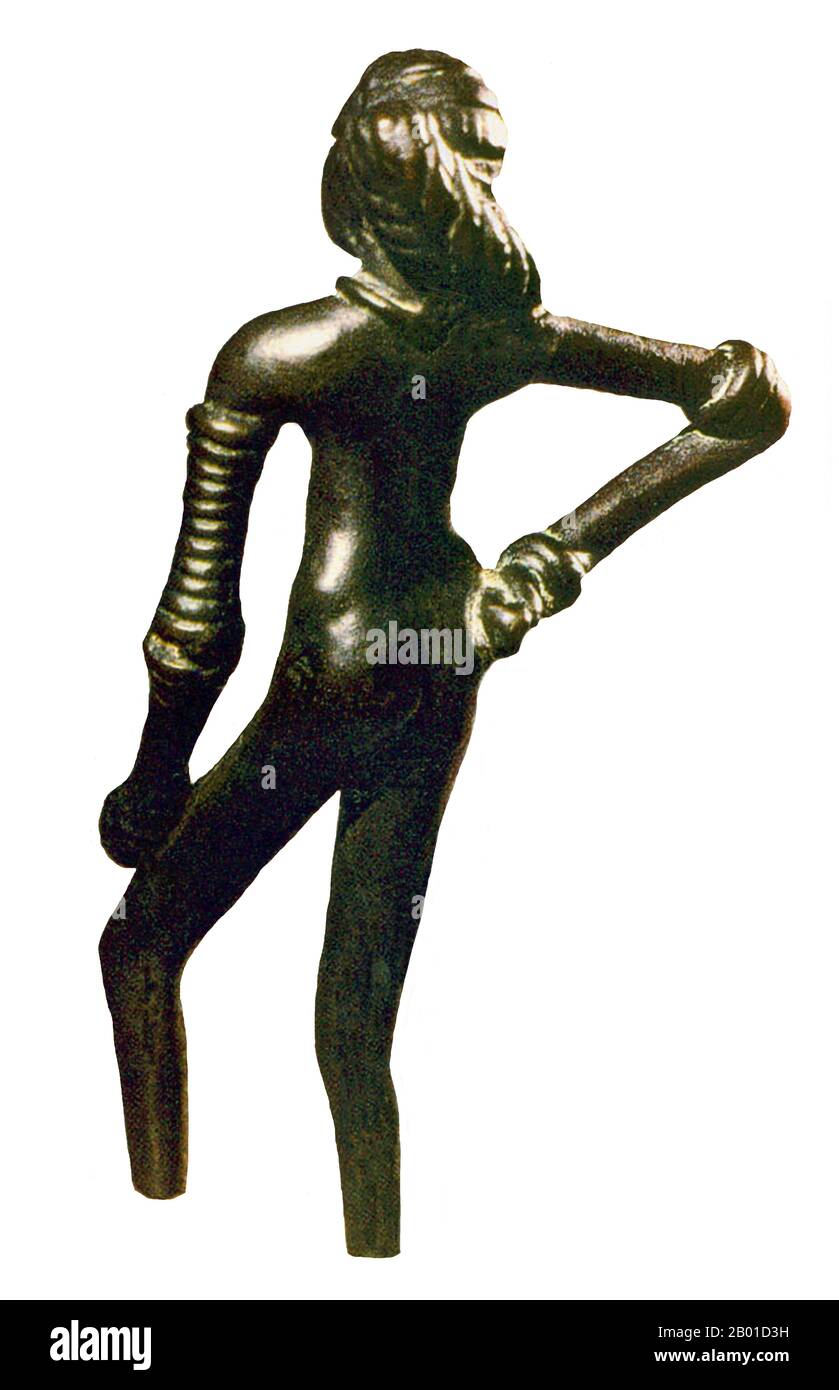 Pakistan: Das 'Dancing Girl of Mohenjo-daro', Indus Valley Civilization, Sindh, c. 2300-1750 BCE. Mohenjo-daro (lit. Hügel der Toten), gelegen in der Provinz Sindh, Pakistan, war eine der größten Siedlungen der alten Indus-Tal-Zivilisation. Es wurde um 2600 v. Chr. erbaut und war eine der frühesten großen städtischen Siedlungen der Welt, die gleichzeitig mit den Zivilisationen des alten Ägypten, Mesopotamiens und Kretas existent war. 1926 wurde in Mohenjo-daro eine Bronzestatue mit dem Namen „Dancing Girl“ gefunden, die 10,8 cm hoch und etwa 4.500 Jahre alt ist. Stockfoto