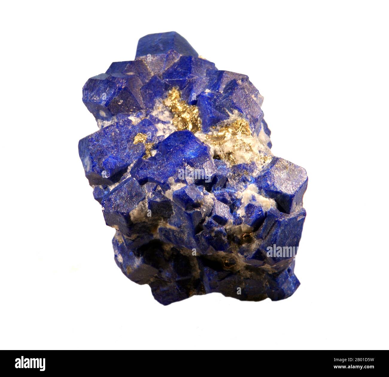 Afghanistan: Lasurit/Lapis Lazuli aus dem Bezirk Sar-e-Sang. Foto von Didier Descouens (CC BY-SA 4,0 Lizenz). Lapislazuli (manchmal abgekürzt mit Lapis) ist ein relativ seltener Halbedelstein, der seit der Antike für seine intensive blaue Farbe geschätzt wird. Lapislazuli wird seit über 6000 Jahren aus Minen in der Provinz Badakhshan in Afghanistan gesammelt und es gibt Quellen, die bis weit östlich der Region um den Baikalsee in Sibirien gefunden werden. Der Handel mit dem Stein ist so alt, dass Lapis-Schmuck an prädynastischen ägyptischen und alten sumerischen Stätten gefunden wurde. Stockfoto