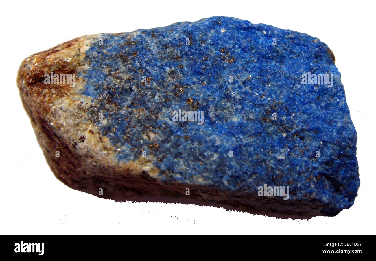 Afghanistan: Lapislazuli aus den Hindukusch-Bergen. Foto von Ra'ike (CC BY-SA 3,0-Lizenz). Lapislazuli (manchmal abgekürzt mit Lapis) ist ein relativ seltener Halbedelstein, der seit der Antike für seine intensive blaue Farbe geschätzt wird. Lapislazuli wird seit über 6.000 Jahren aus Minen in der Provinz Badakhshan in Afghanistan gesammelt und es gibt Quellen, die bis weit östlich der Region um den Baikalsee in Sibirien gefunden werden. Der Handel mit dem Stein ist so alt, dass Lapis-Schmuck an prädynastischen ägyptischen und alten sumerischen Stätten gefunden wurde. Stockfoto