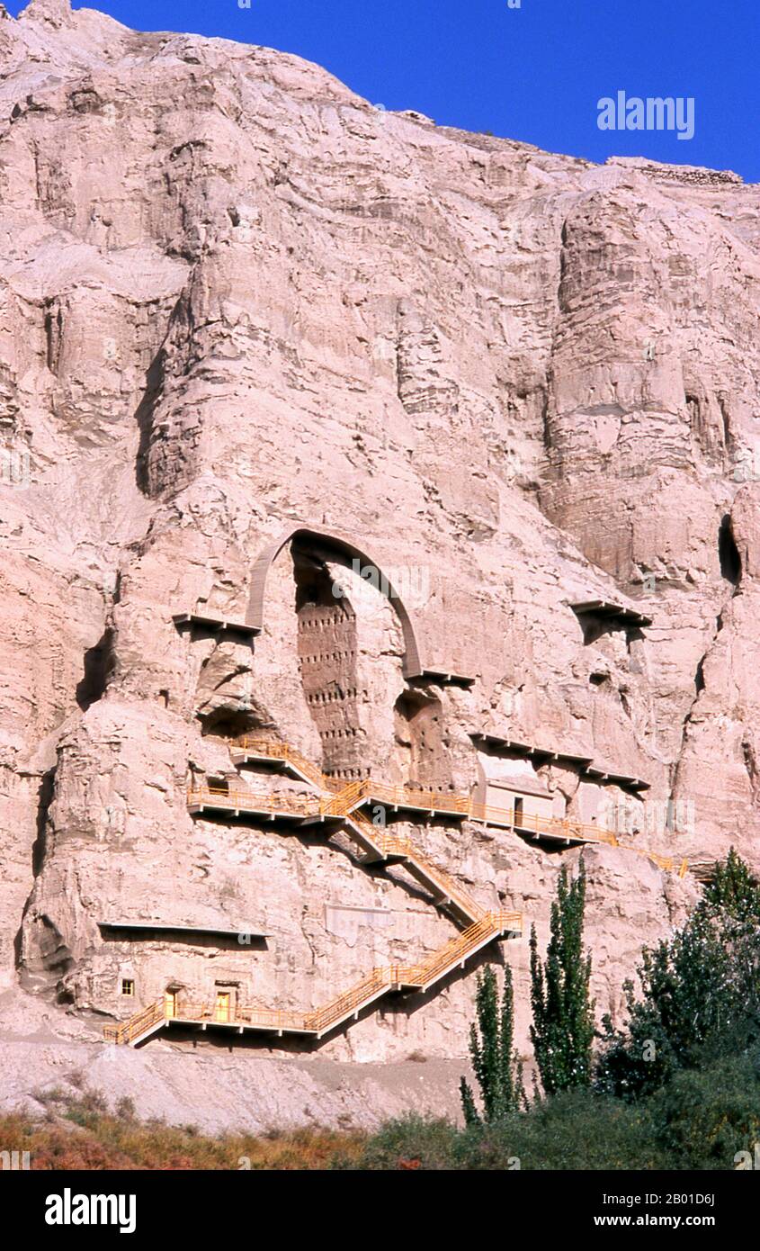 China: Kizil Thousand Buddha Caves, Kuqa, Provinz Xinjiang. Die Kizil-Höhlen (Qizil Ming Oy; Kizil-Höhle der tausend Buddhas) sind 236 buddhistische Felsenhöhlen in der Nähe der Gemeinde Kizil in Xinjiang. Der Standort liegt am nördlichen Ufer des Flusses Muzat, 75 Kilometer auf der Straße nordwestlich von Kucha (Kuqa). Das Gebiet war ein Handelszentrum der Seidenstraße. Die Höhlen sollen der früheste große buddhistische Höhlenkomplex in Xinjiang sein, dessen Entwicklung zwischen dem 3.. Und 8.. Jahrhundert stattfindet. Obwohl das Gelände beschädigt und geplündert wurde, sind noch mindestens 1000 Quadratmeter Wandgemälde vorhanden. Stockfoto