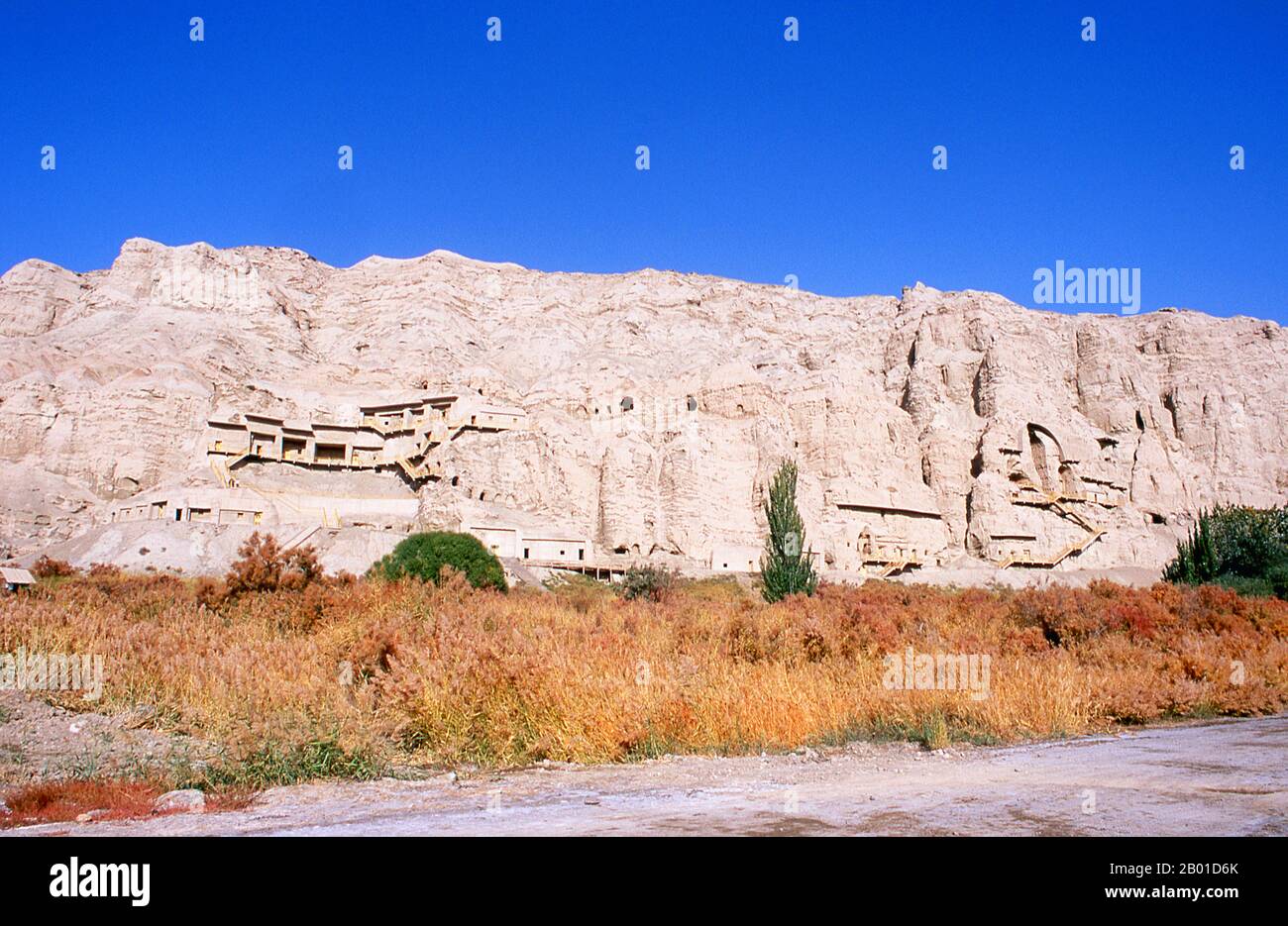 China: Kizil Thousand Buddha Caves, Kuqa, Provinz Xinjiang. Die Kizil-Höhlen (Qizil Ming Oy; Kizil-Höhle der tausend Buddhas) sind 236 buddhistische Felsenhöhlen in der Nähe der Gemeinde Kizil in Xinjiang. Der Standort liegt am nördlichen Ufer des Flusses Muzat, 75 Kilometer auf der Straße nordwestlich von Kucha (Kuqa). Das Gebiet war ein Handelszentrum der Seidenstraße. Die Höhlen sollen der früheste große buddhistische Höhlenkomplex in Xinjiang sein, dessen Entwicklung zwischen dem 3.. Und 8.. Jahrhundert stattfindet. Obwohl das Gelände beschädigt und geplündert wurde, sind noch mindestens 1000 Quadratmeter Wandgemälde vorhanden. Stockfoto