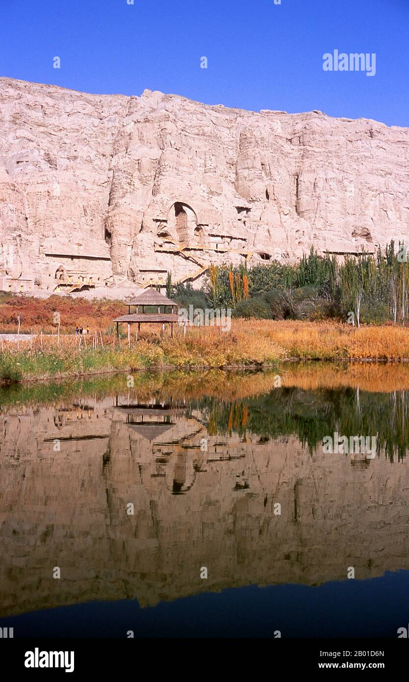 China: Kizil Thousand Buddha Caves, Kuqa, Provinz Xinjiang. Die Kizil-Höhlen (Qizil Ming Oy; Kizil-Höhle der tausend Buddhas) sind 236 buddhistische Felsenhöhlen in der Nähe der Gemeinde Kizil in Xinjiang. Der Standort liegt am nördlichen Ufer des Flusses Muzat, 75 Kilometer auf der Straße nordwestlich von Kucha (Kuqa). Das Gebiet war ein Handelszentrum der Seidenstraße. Die Höhlen sollen der früheste große buddhistische Höhlenkomplex in Xinjiang sein, dessen Entwicklung zwischen dem 3.. Und 8.. Jahrhundert stattfindet. Obwohl das Gelände beschädigt und geplündert wurde, sind noch mindestens 1000 Quadratmeter Wandgemälde vorhanden. Stockfoto