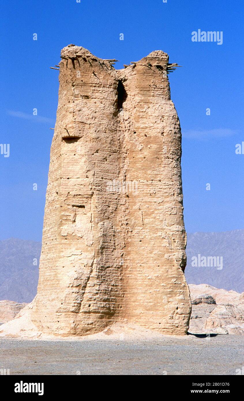 China: Der Kizilgah-Leuchtturm westlich von Kuqa, Provinz Xinjiang. Der Kizilgah Beacon Tower liegt etwa 6km westlich von Kuqa. Diese imposante Struktur aus der Han-Dynastie (206 v. Chr. - 220 n. Chr.) markiert einen antiken chinesischen Garnisonsort an der ehemaligen nördlichen Seidenstraße. Stockfoto